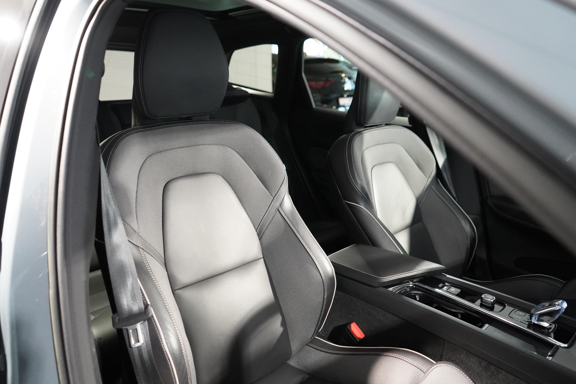 VOLVO XC60 2.0 B5 MH Ultimate Dark AWD-image-6