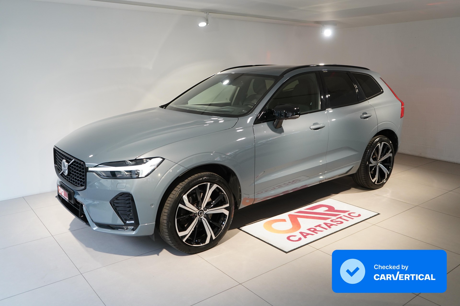 VOLVO XC60 2.0 B5 MH Ultimate Dark AWD-image-0