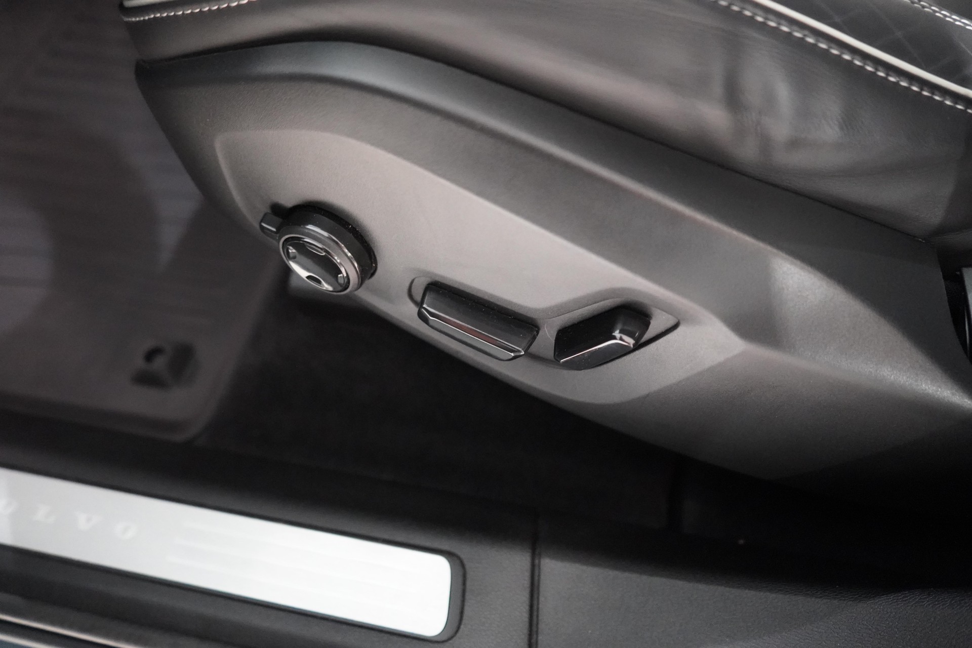 VOLVO XC60 2.0 B5 MH Ultimate Dark AWD-image-21