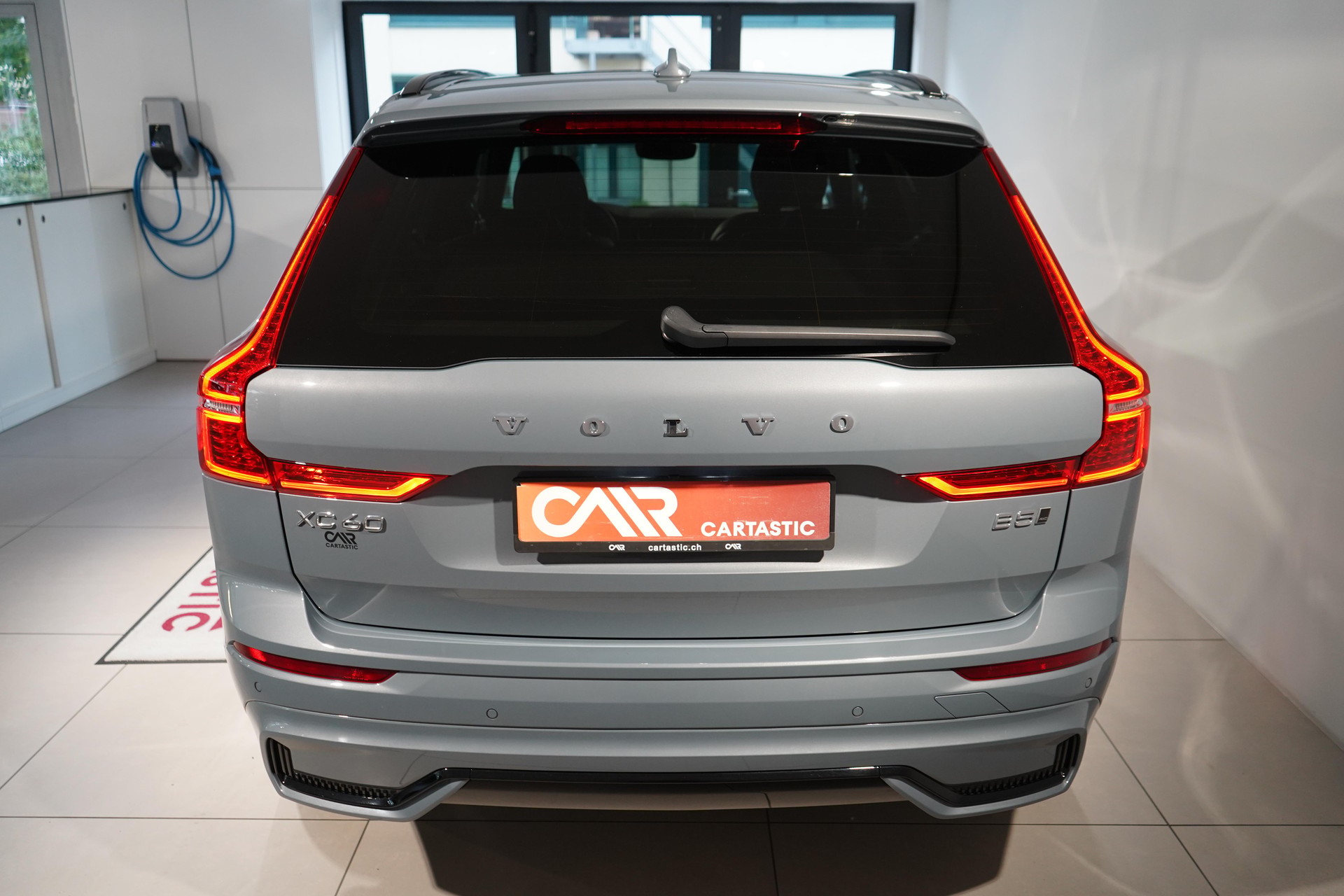 VOLVO XC60 2.0 B5 MH Ultimate Dark AWD-showroom-element-3