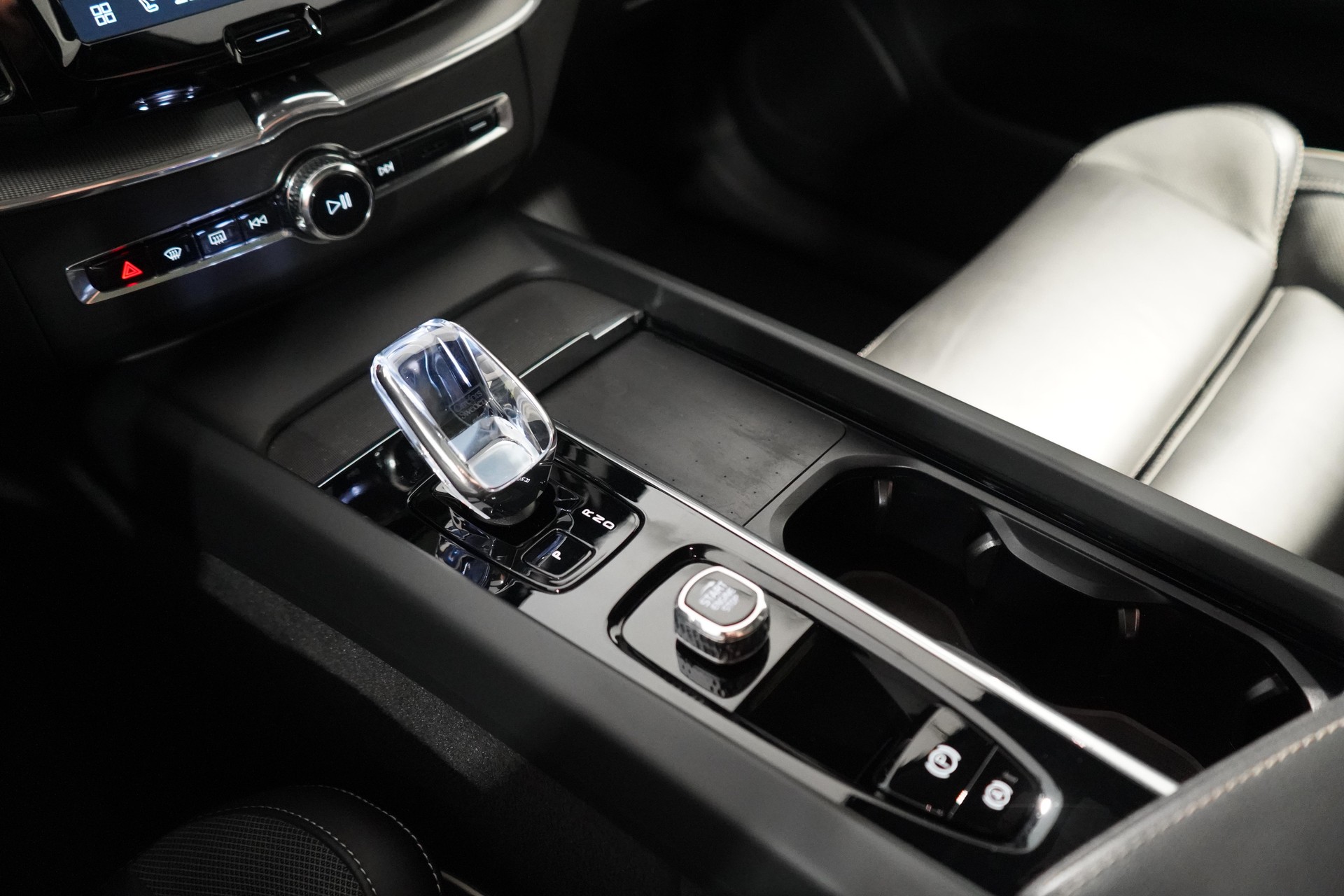 VOLVO XC60 2.0 B5 MH Ultimate Dark AWD-image-12