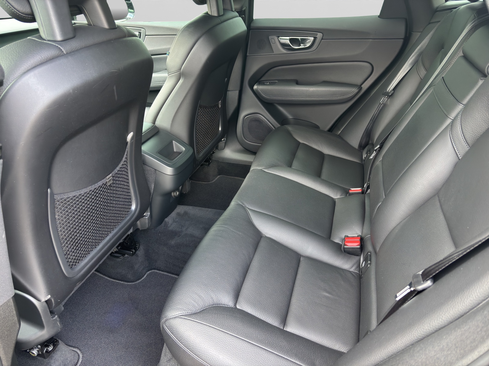 VOLVO XC60 2.0 D4 Inscription AWD-image-4