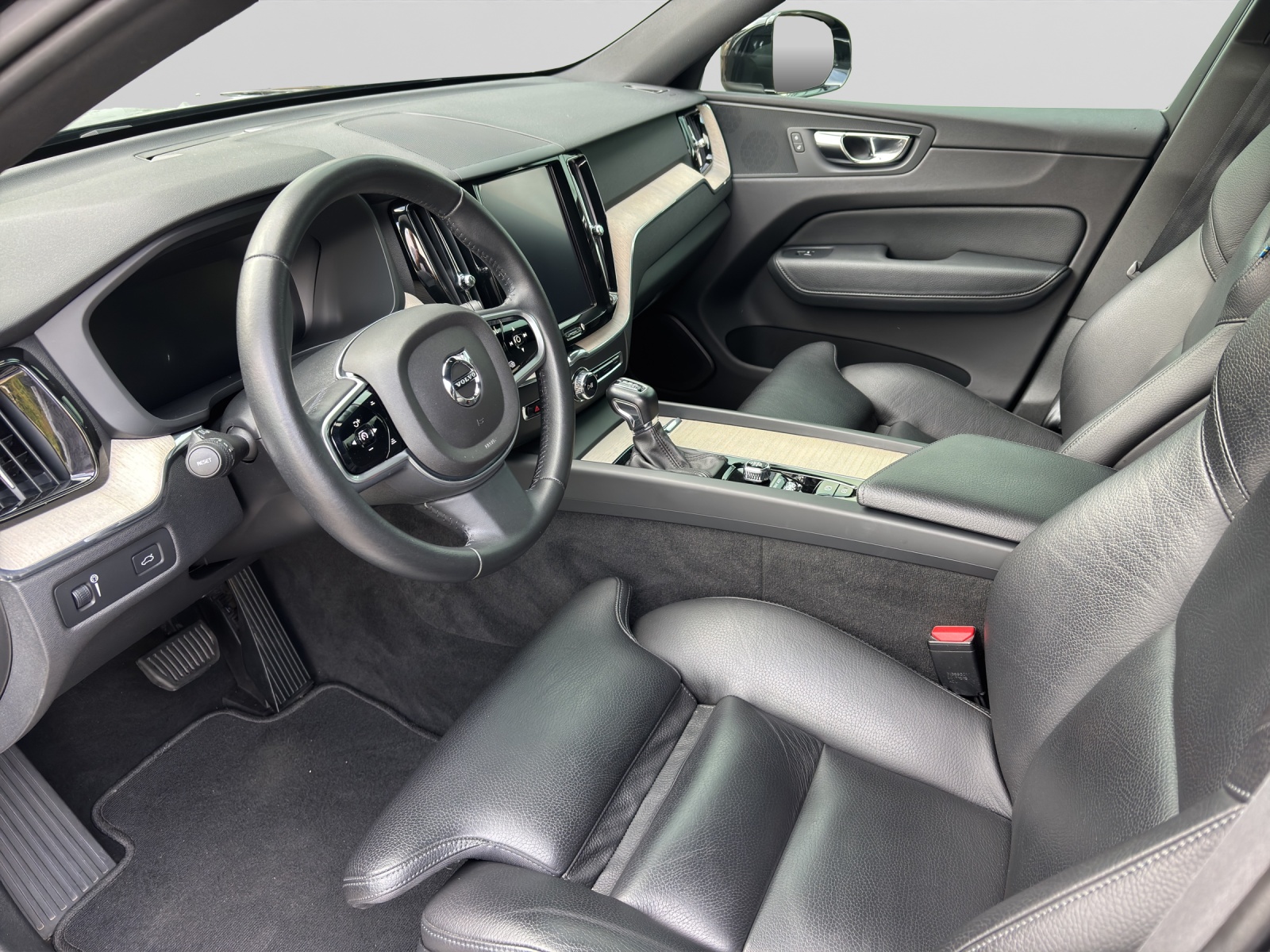 VOLVO XC60 2.0 D4 Inscription AWD-image-3