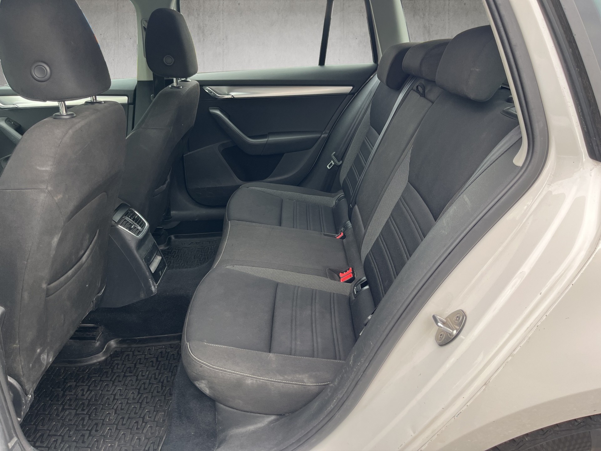 SKODA Octavia Combi 1.6 TDI Ambition-image-11