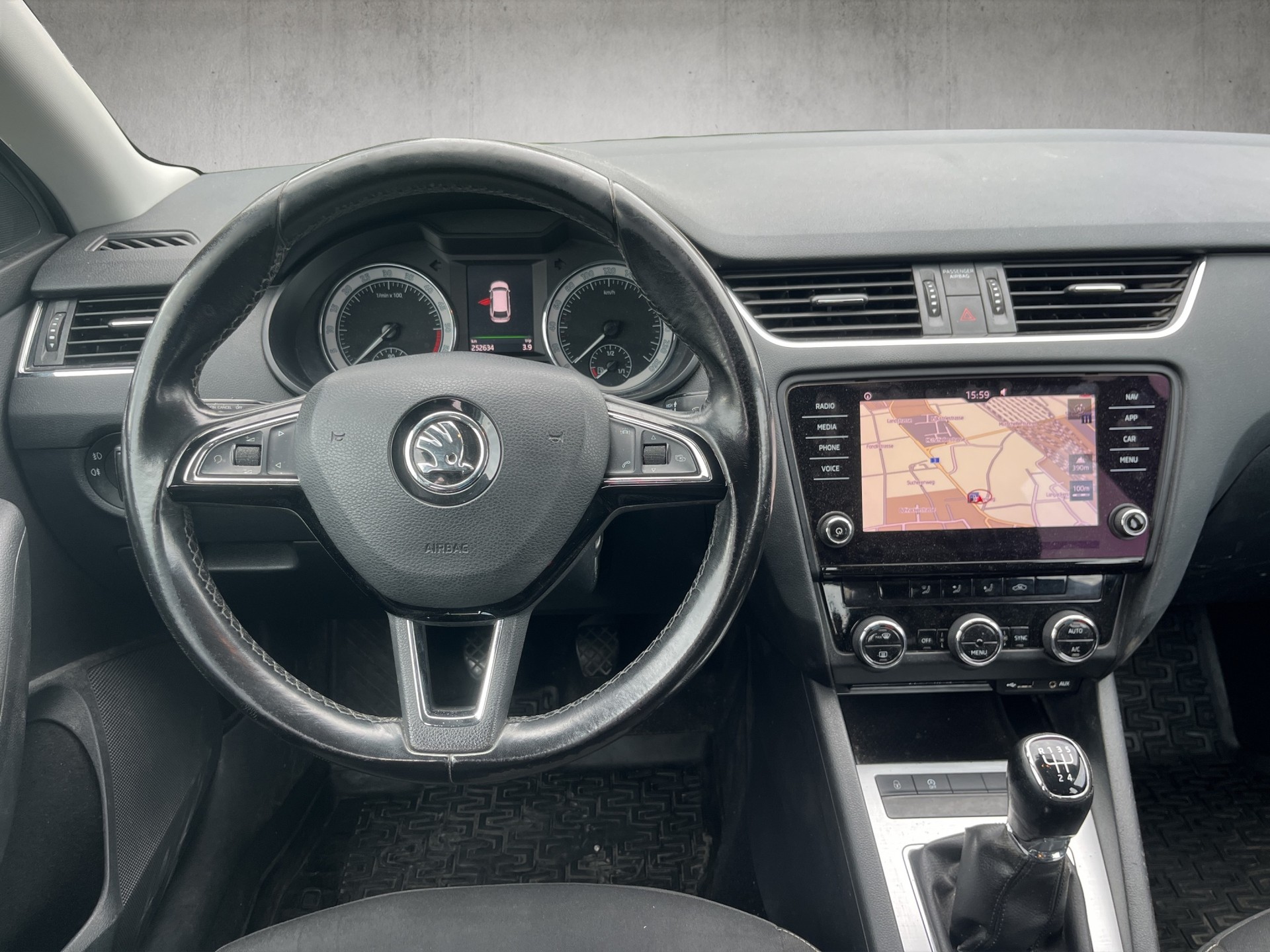 SKODA Octavia Combi 1.6 TDI Ambition-image-13