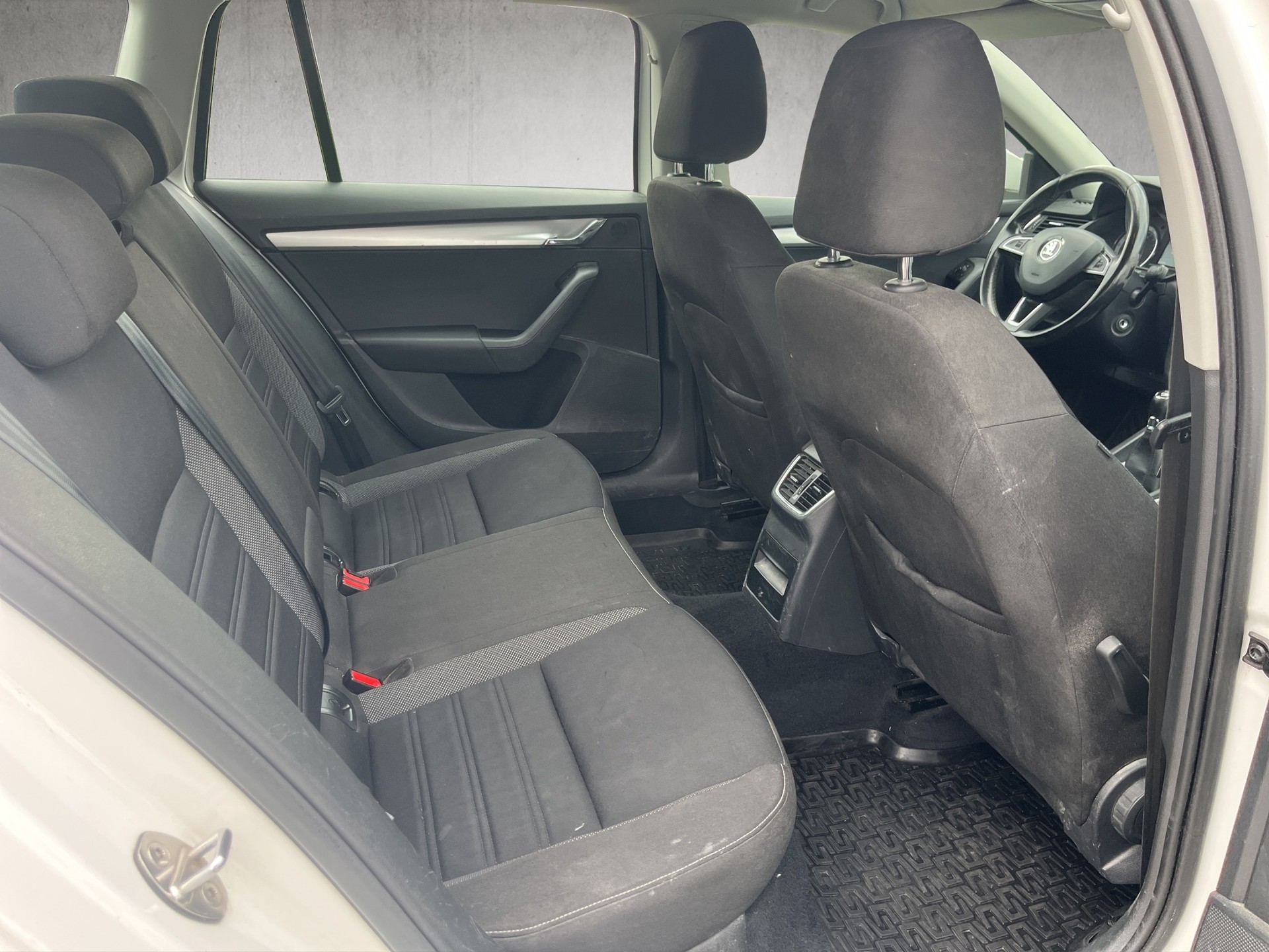 SKODA Octavia Combi 1.6 TDI Ambition-image-12