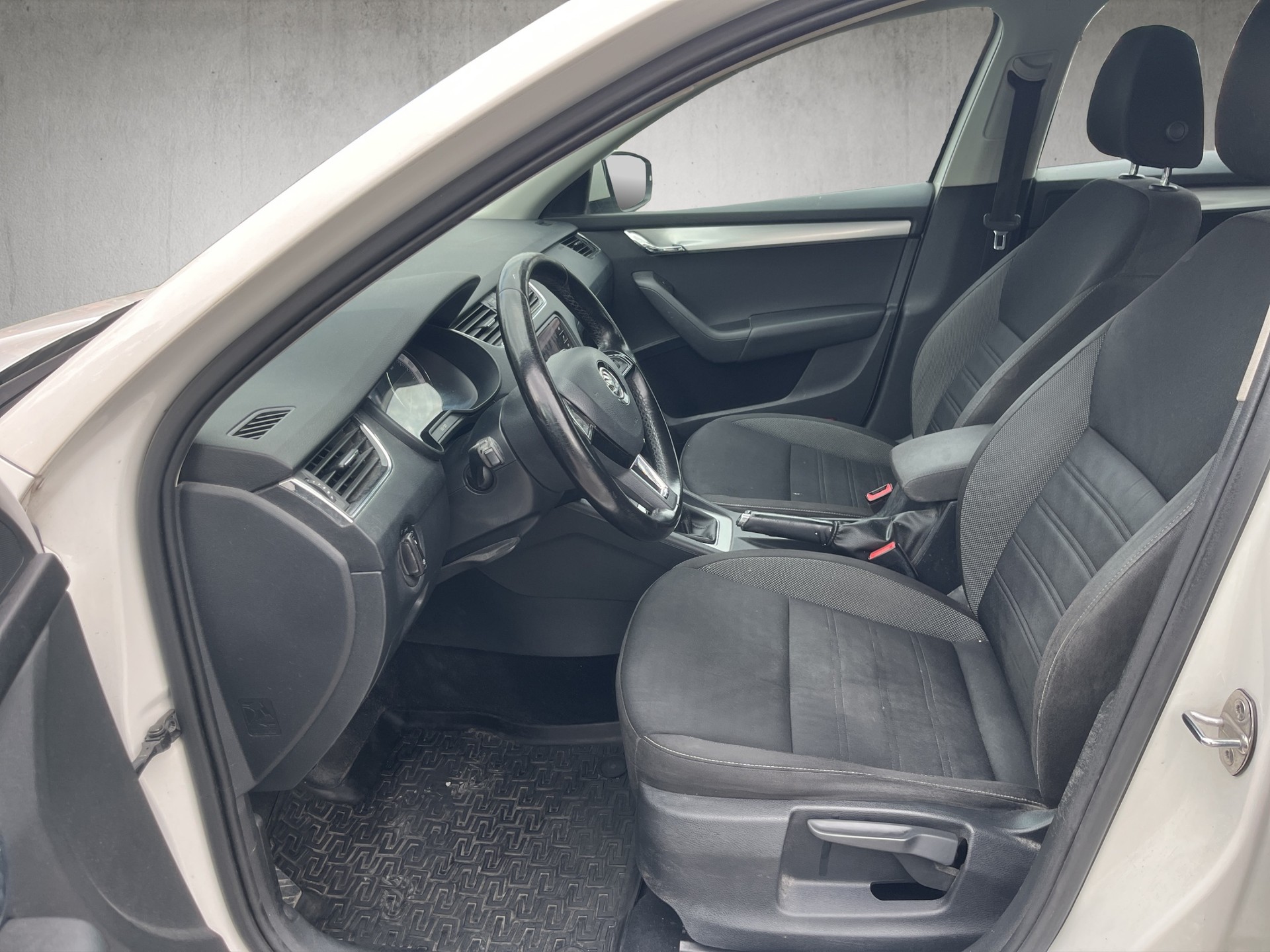 SKODA Octavia Combi 1.6 TDI Ambition-image-9