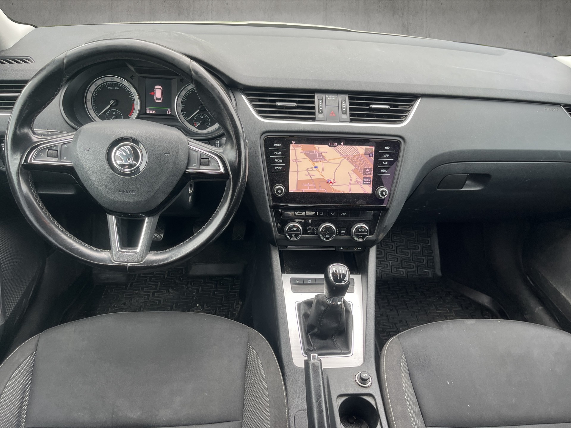 SKODA Octavia Combi 1.6 TDI Ambition-image-8