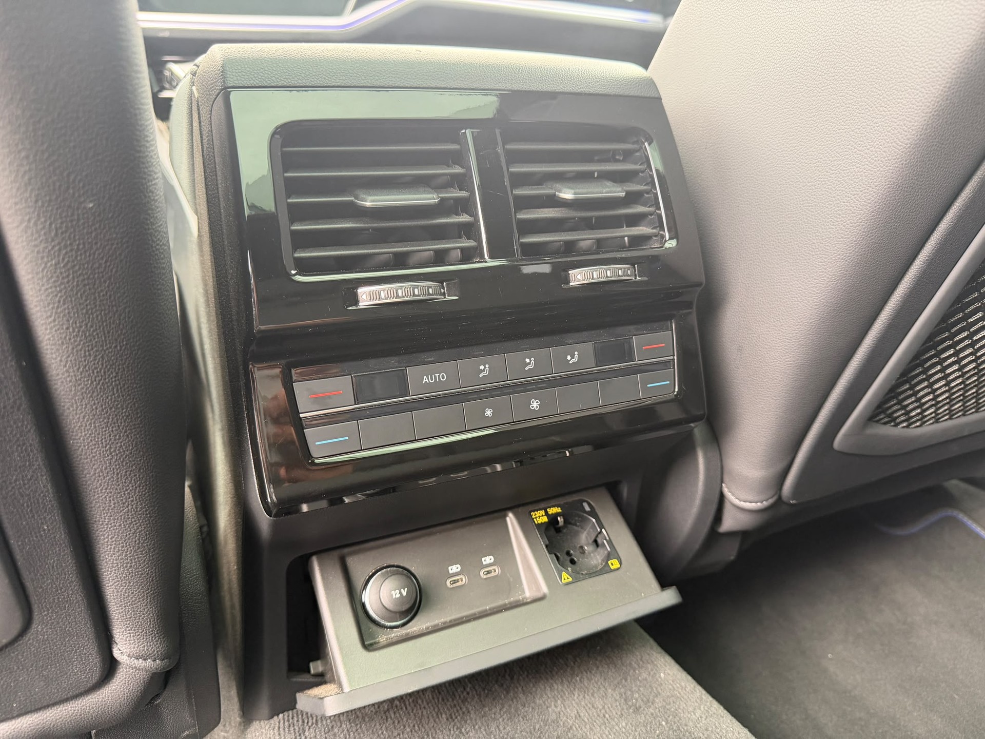 VW Touareg 3.0 TSI eHybrid R Tiptronic-image-25