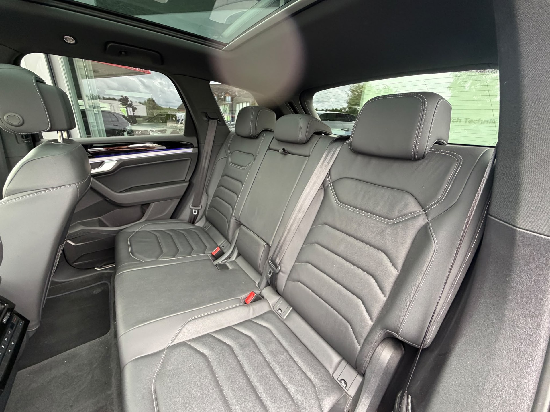 VW Touareg 3.0 TSI eHybrid R Tiptronic-image-23