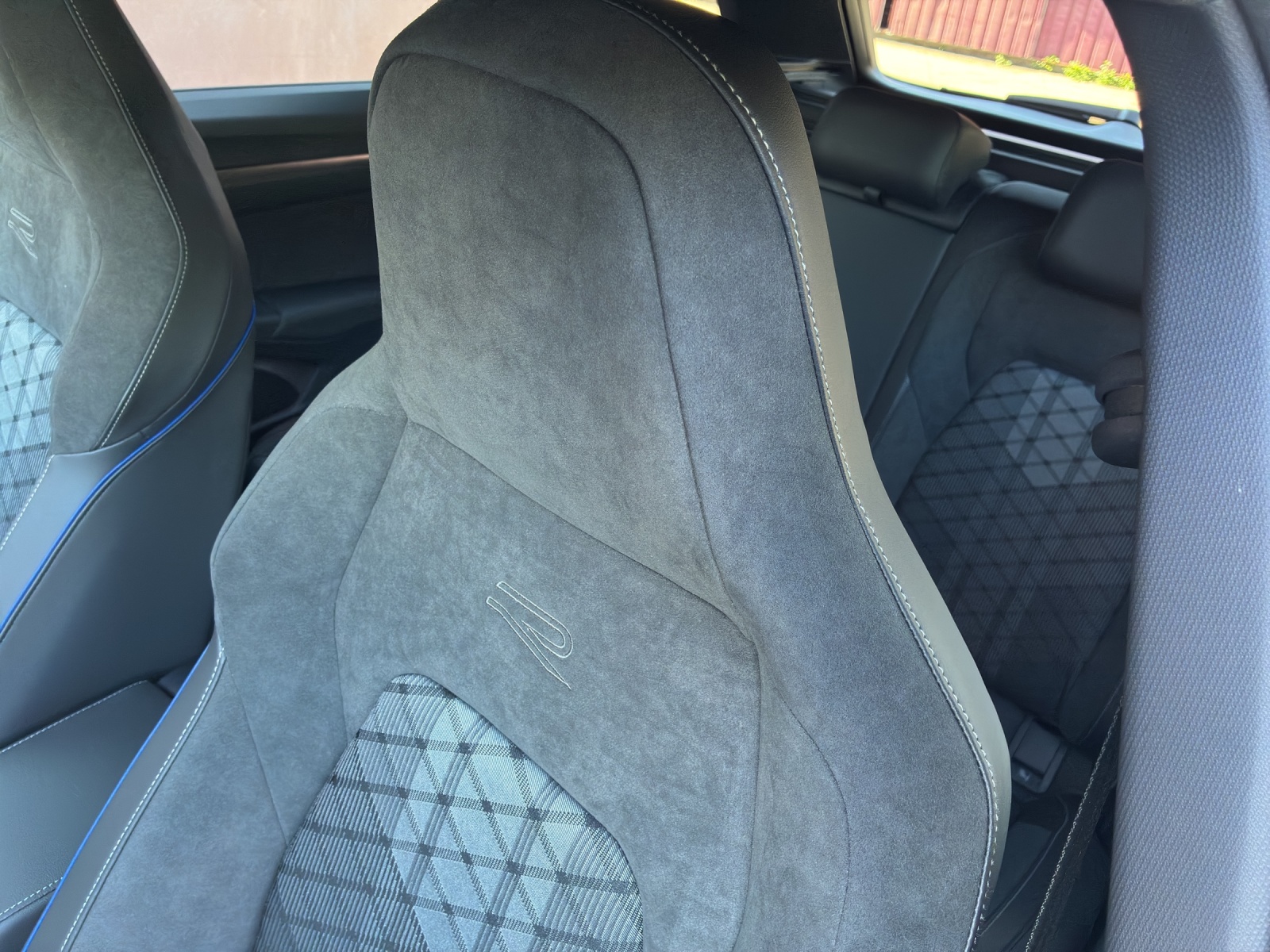 VW Golf Variant 1.5 eTSI mHEV R-Line DSG-image-12