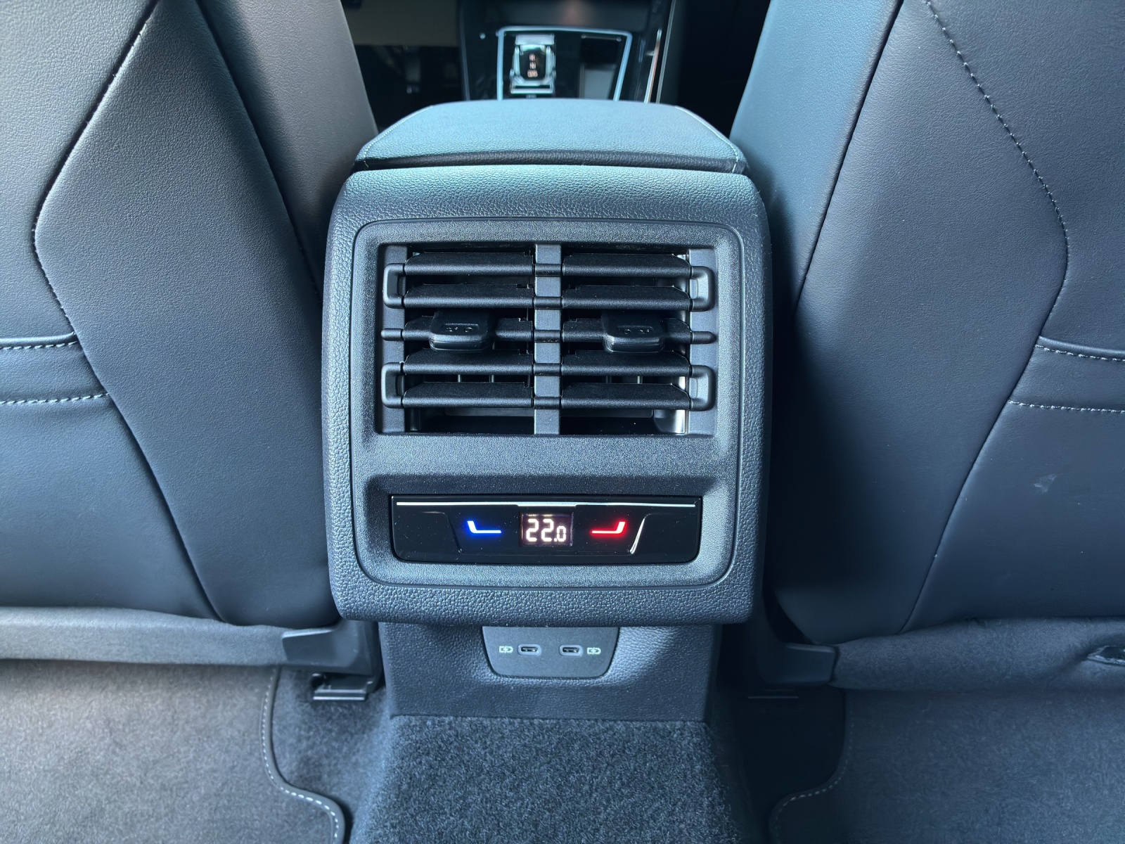 VW Golf Variant 1.5 eTSI mHEV R-Line DSG-image-18