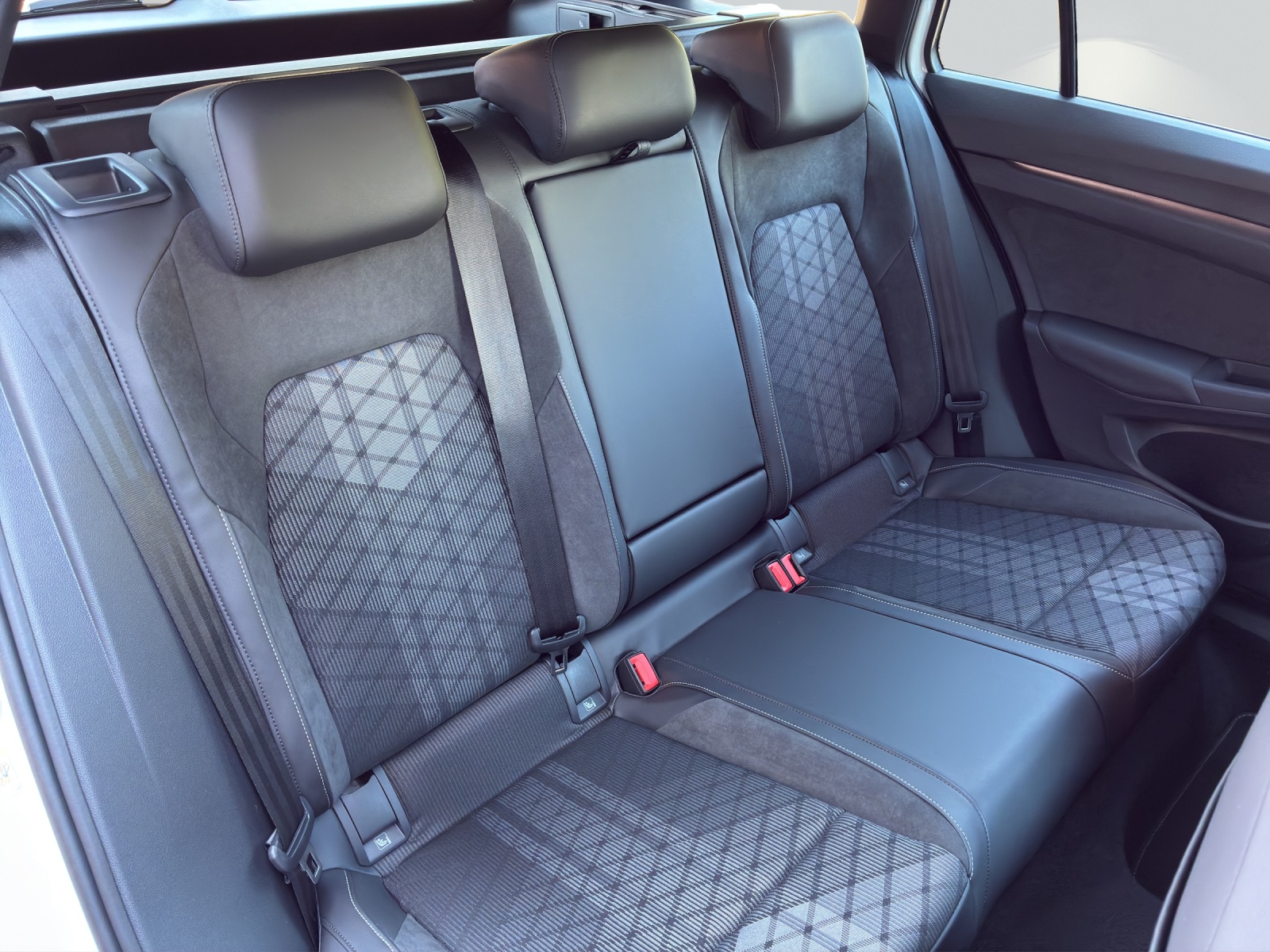 VW Golf Variant 1.5 eTSI mHEV R-Line DSG-image-8
