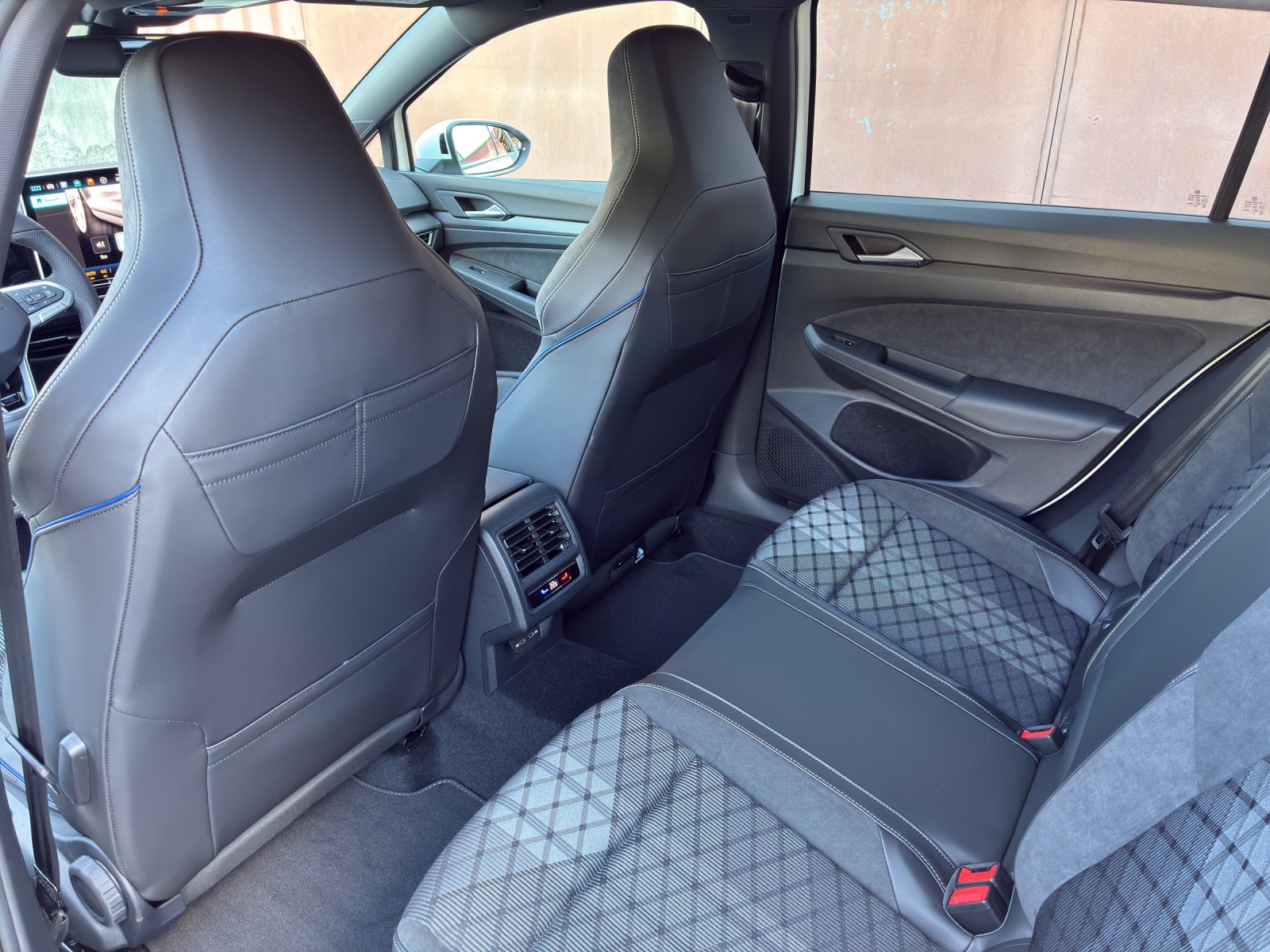 VW Golf Variant 1.5 eTSI mHEV R-Line DSG-image-16