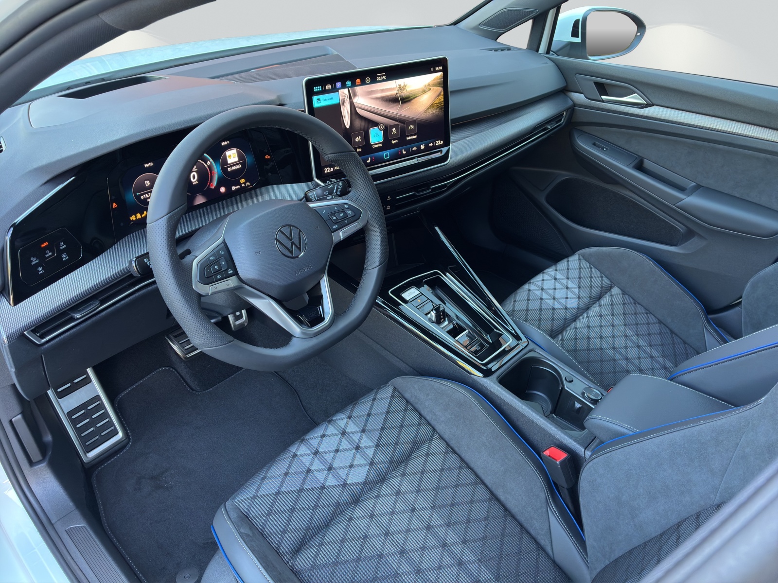 VW Golf Variant 1.5 eTSI mHEV R-Line DSG-image-4