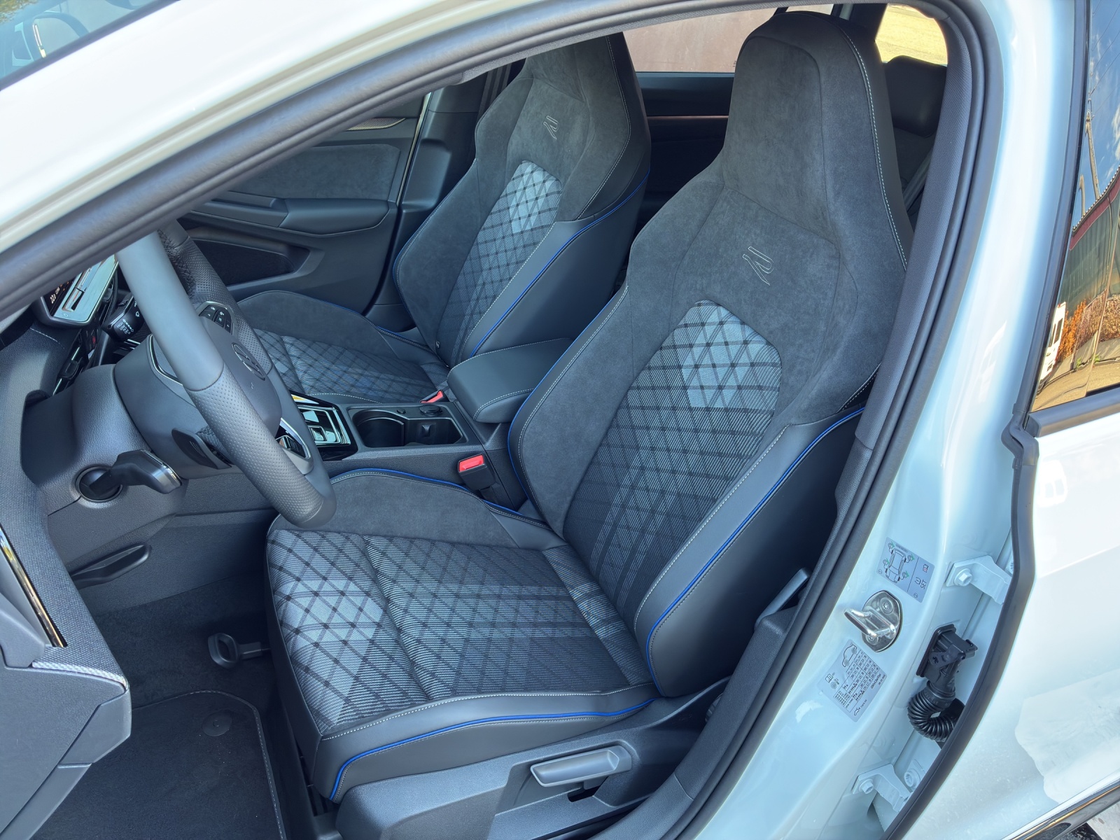 VW Golf Variant 1.5 eTSI mHEV R-Line DSG-image-11
