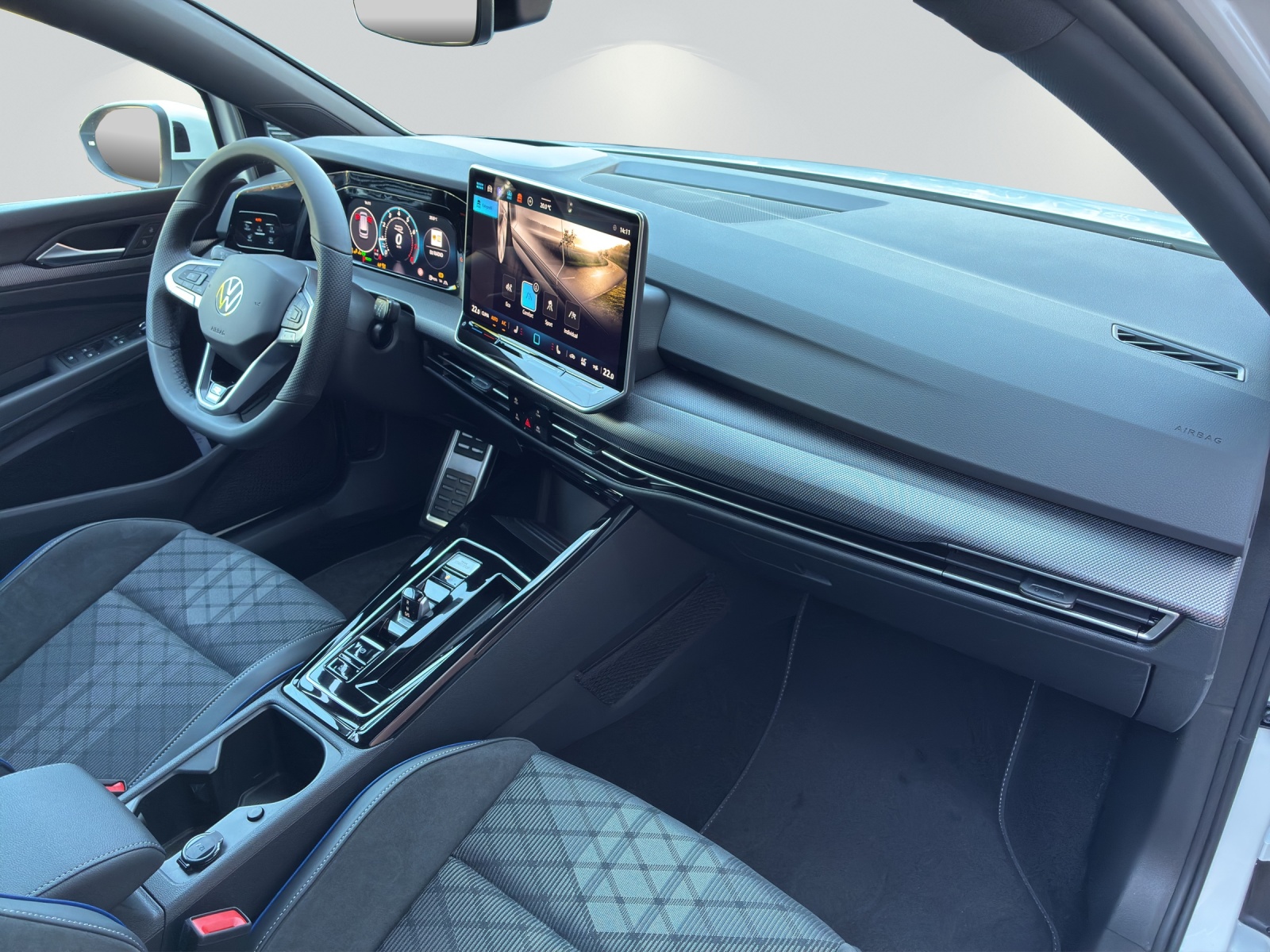 VW Golf Variant 1.5 eTSI mHEV R-Line DSG-image-7