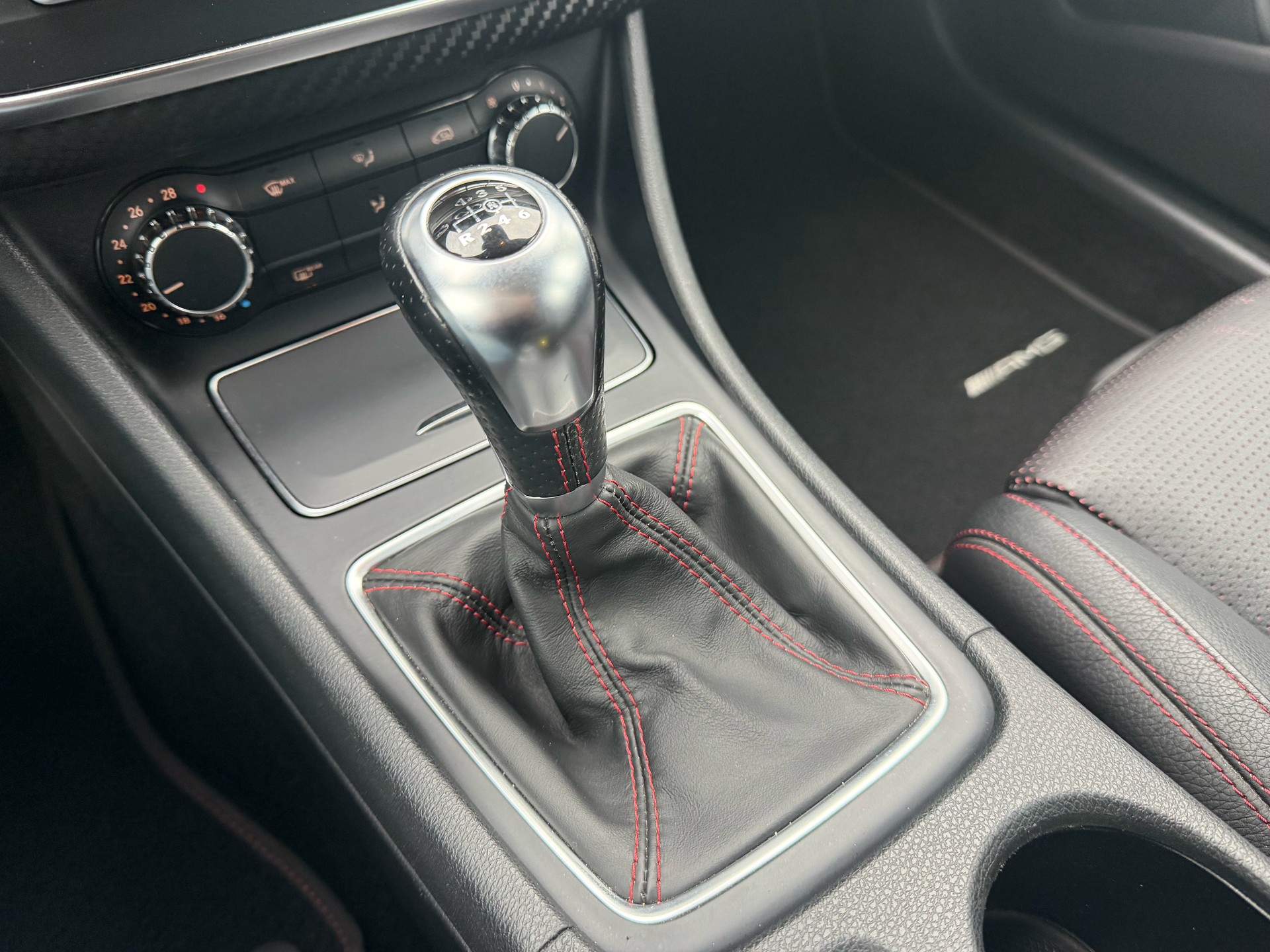 MERCEDES-BENZ A 200 AMG Line-image-15