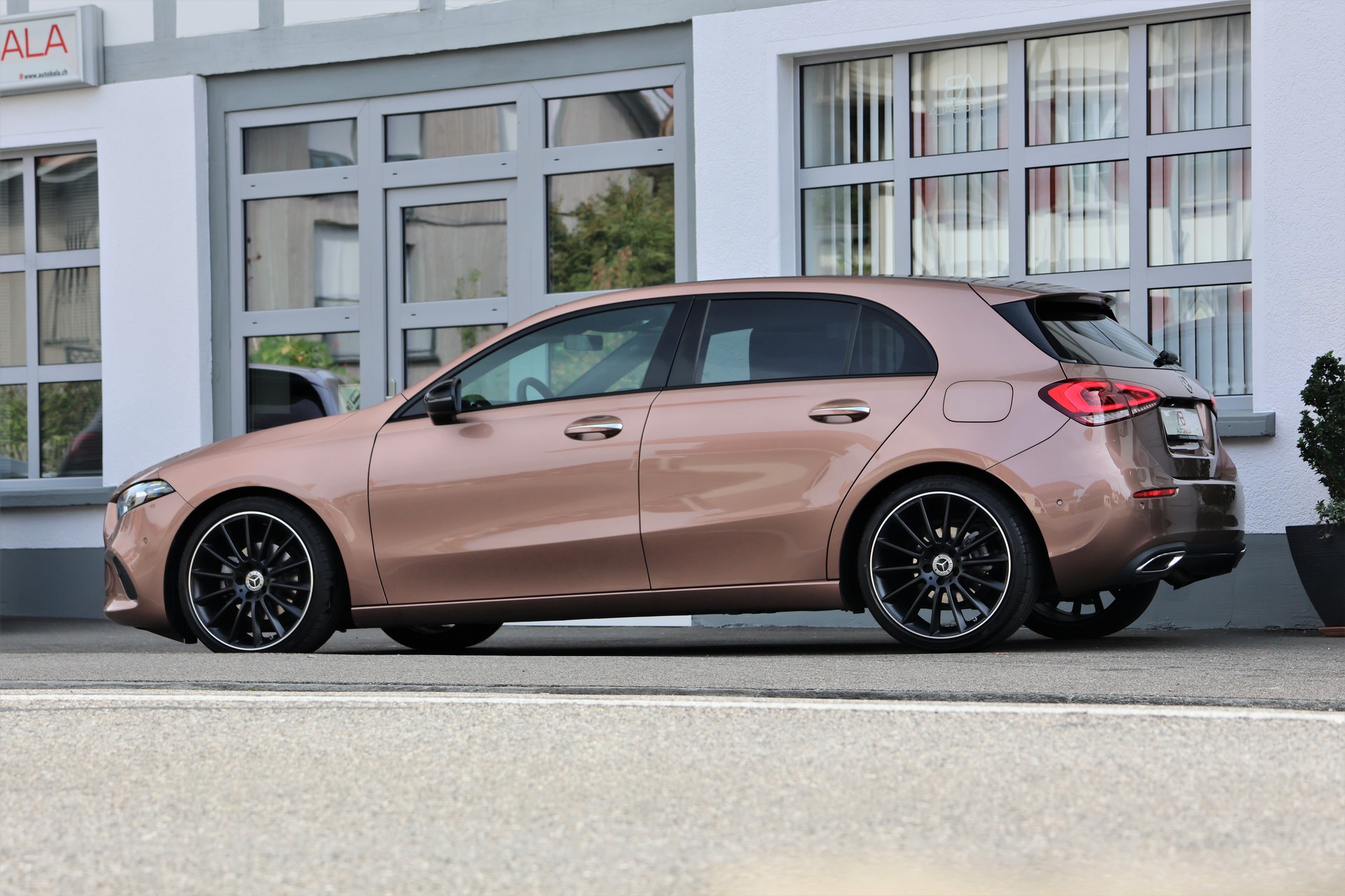 MERCEDES-BENZ A 180 Night Star 7G-DCT (CH)-showroom-element-3