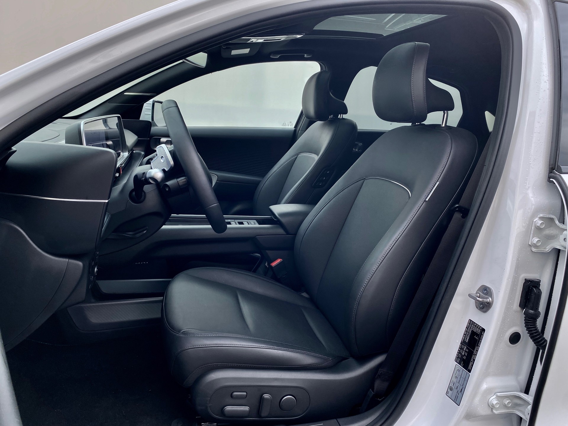 HYUNDAI Ioniq 6 *77kWh*Swiss*Launch Edition*4WD*-image-4