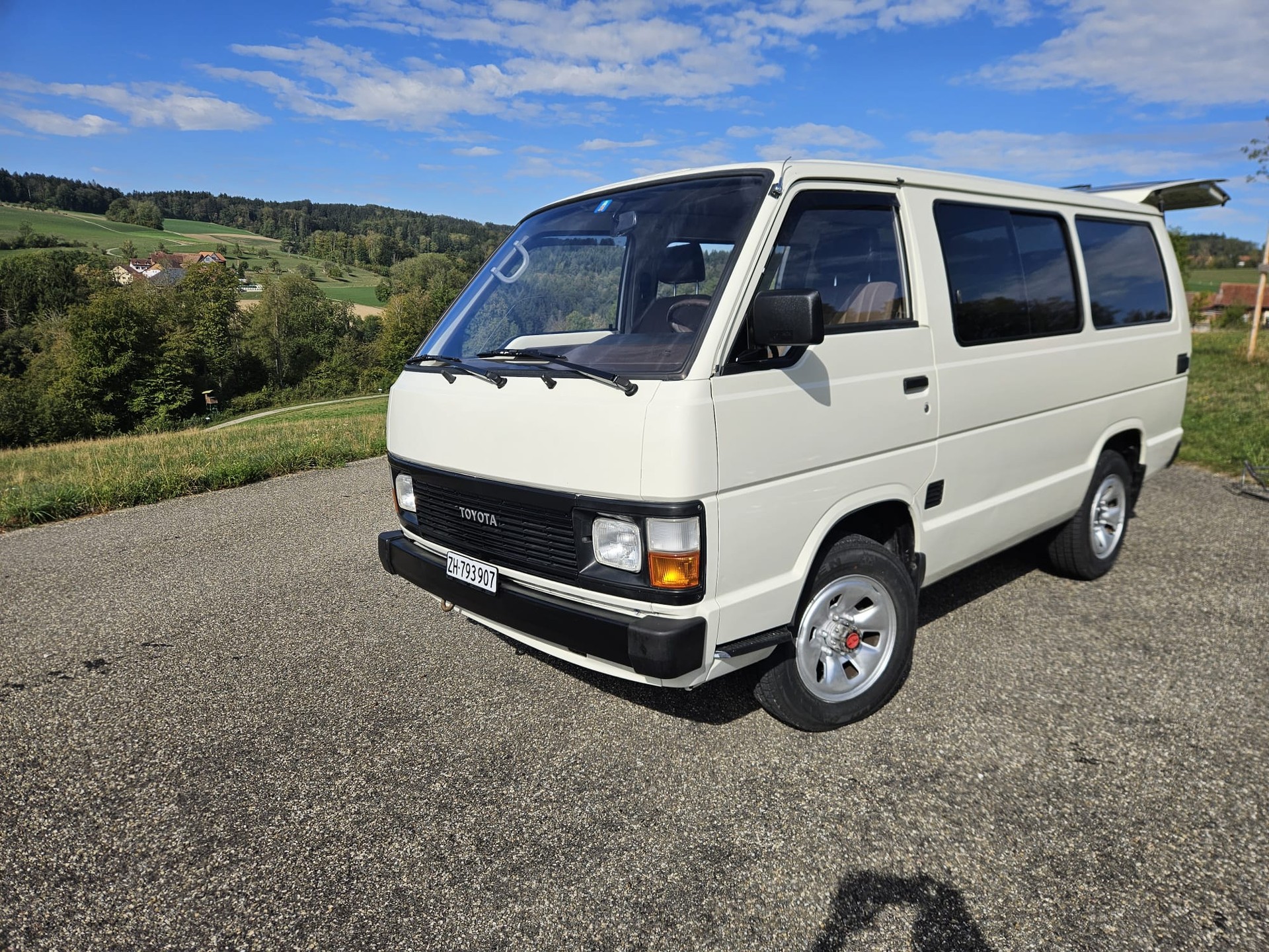 TOYOTA HI-ACE-image-1