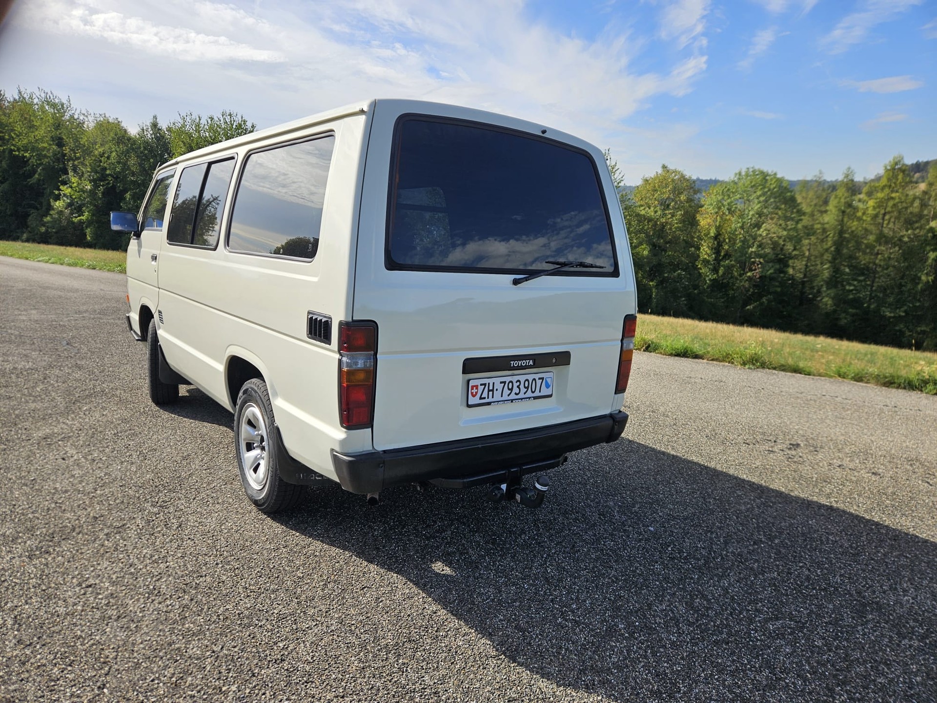 TOYOTA HI-ACE-image-2