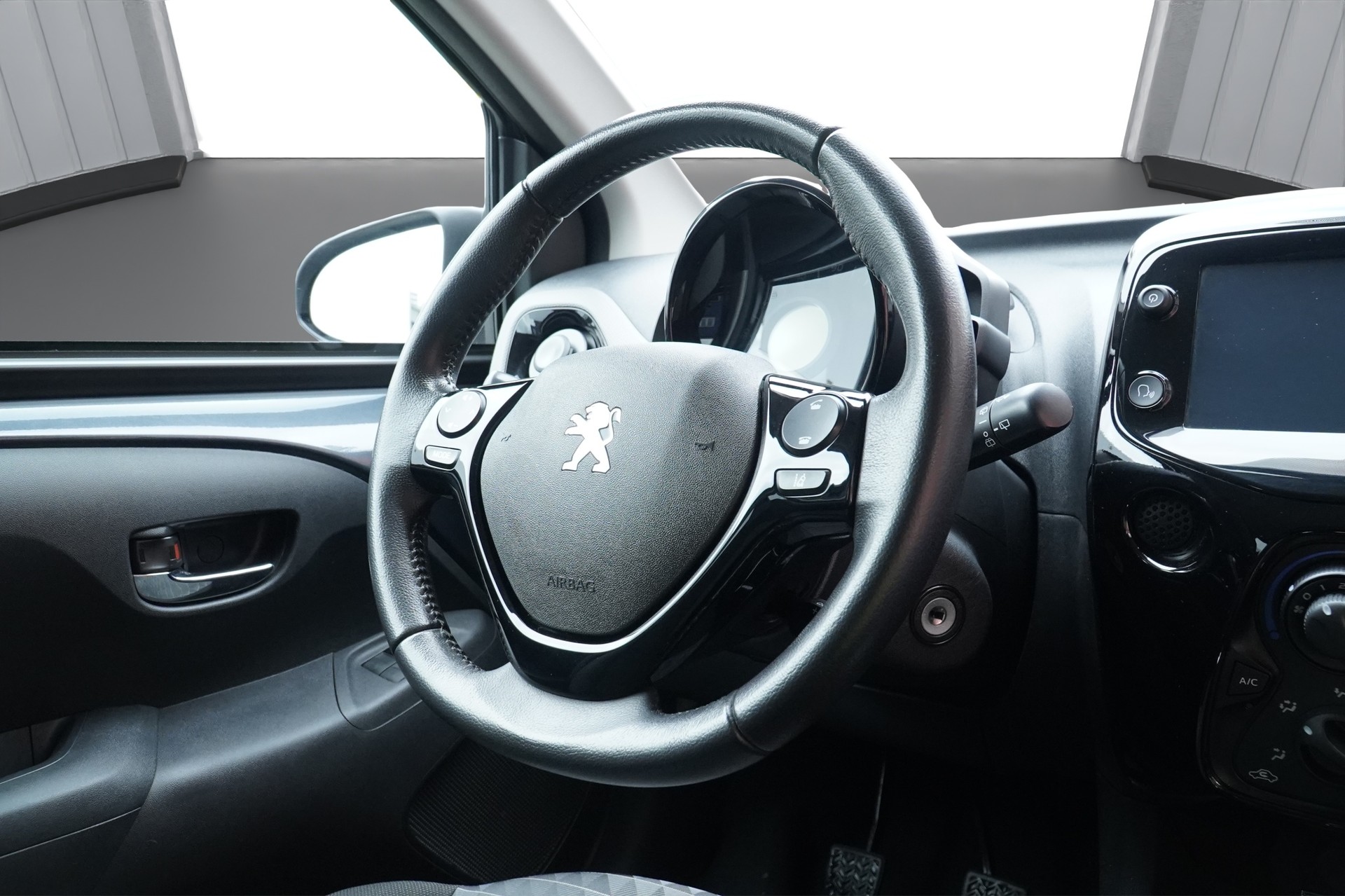 PEUGEOT 108 e-1.0 VTi Stop&Start Allure * CH Fahrzeug*-image-13