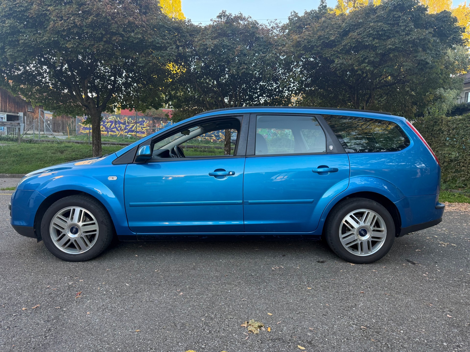 FORD Focus 1.6i Ghia Automatic-image-1