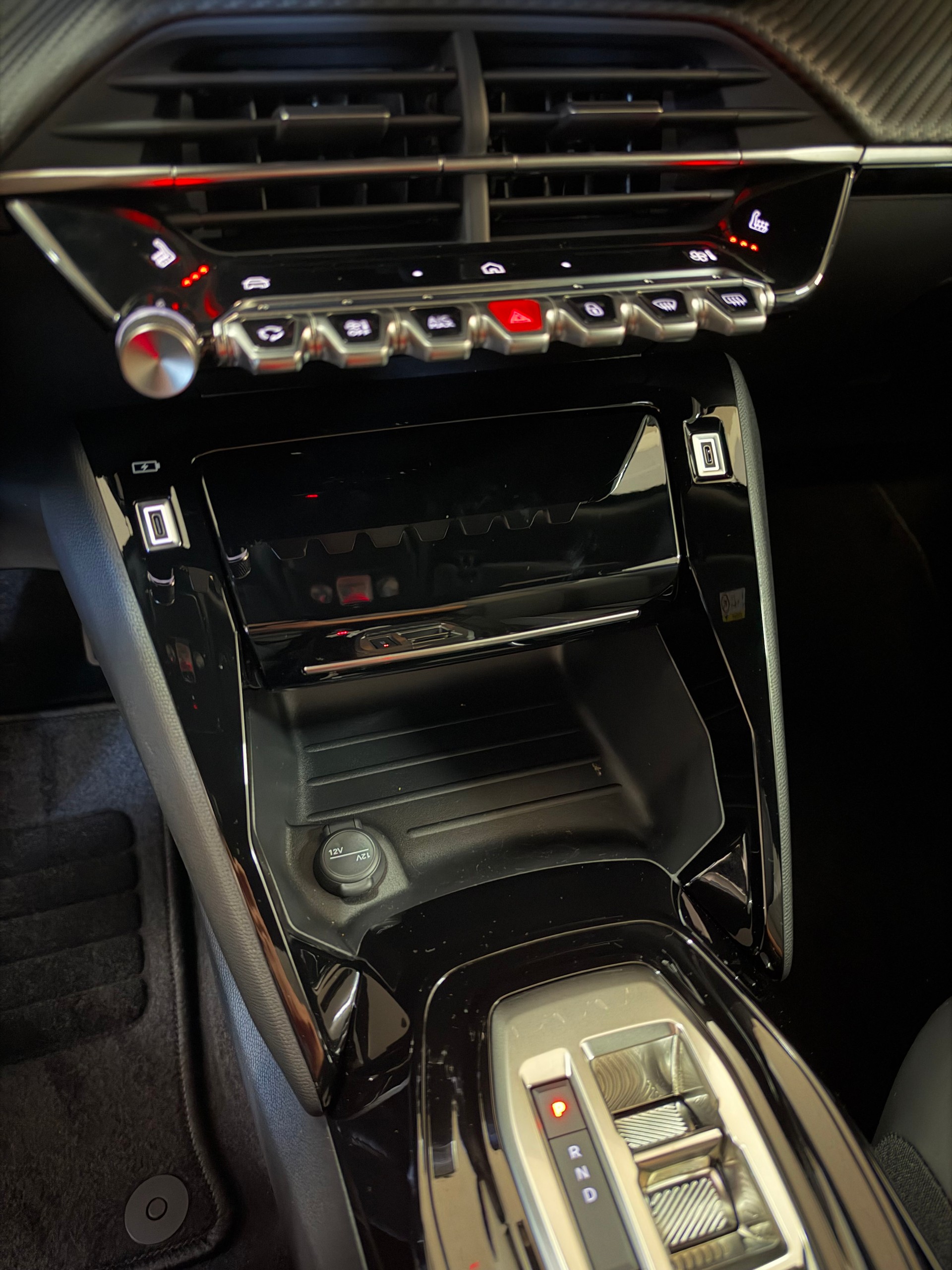 PEUGEOT 2008 1.2 145 MHEV Allure Premium-image-11