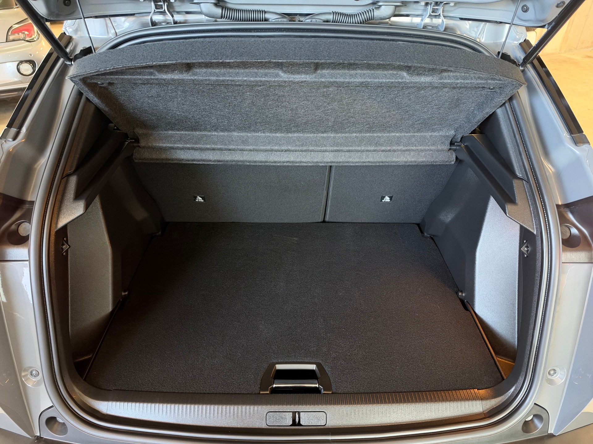 PEUGEOT 2008 1.2 145 MHEV Allure Premium-image-24