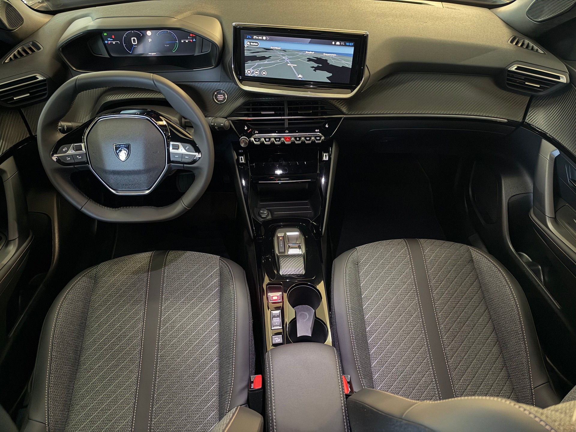 PEUGEOT 2008 1.2 145 MHEV Allure Premium-image-7