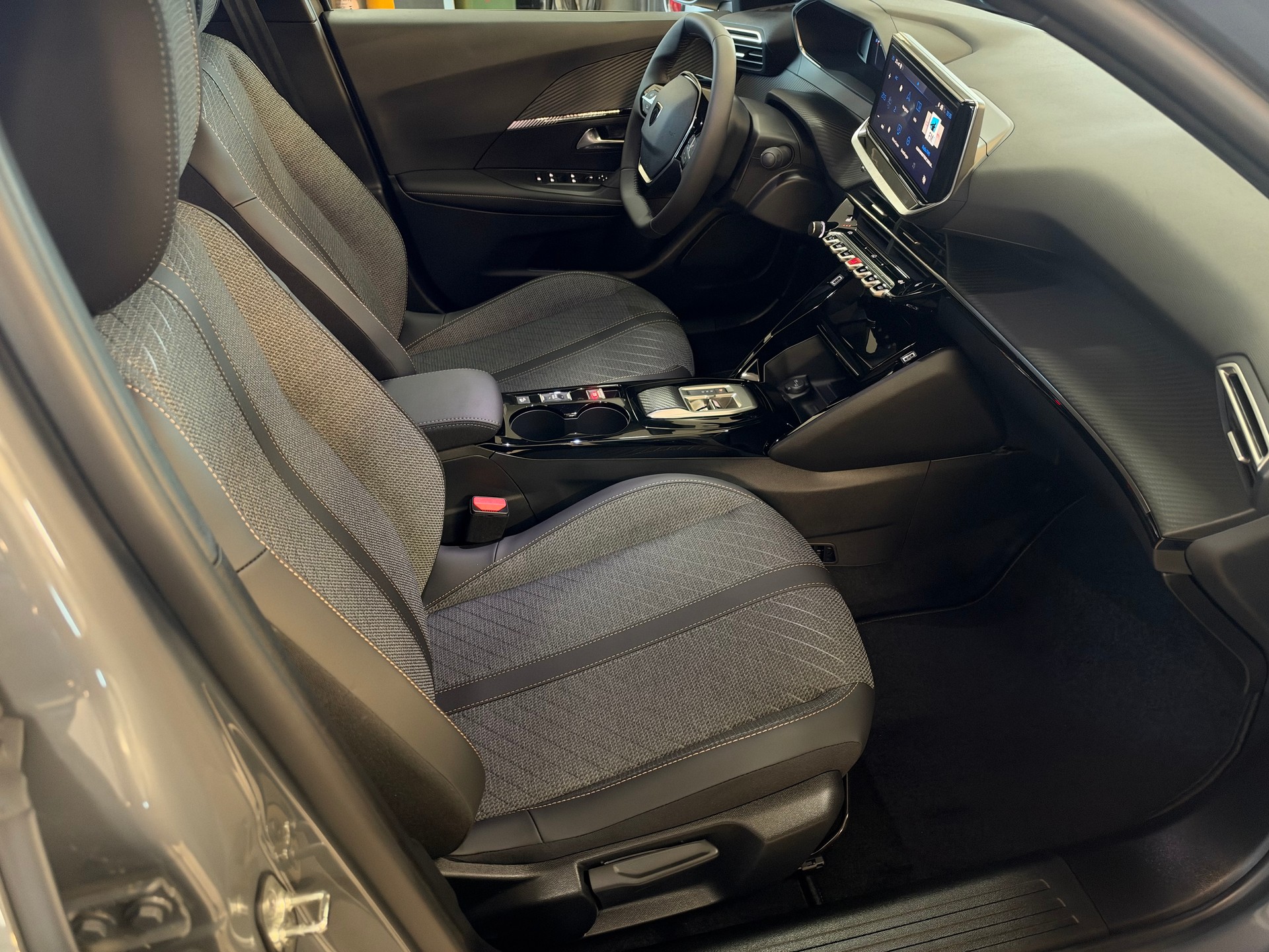 PEUGEOT 2008 1.2 145 MHEV Allure Premium-image-10