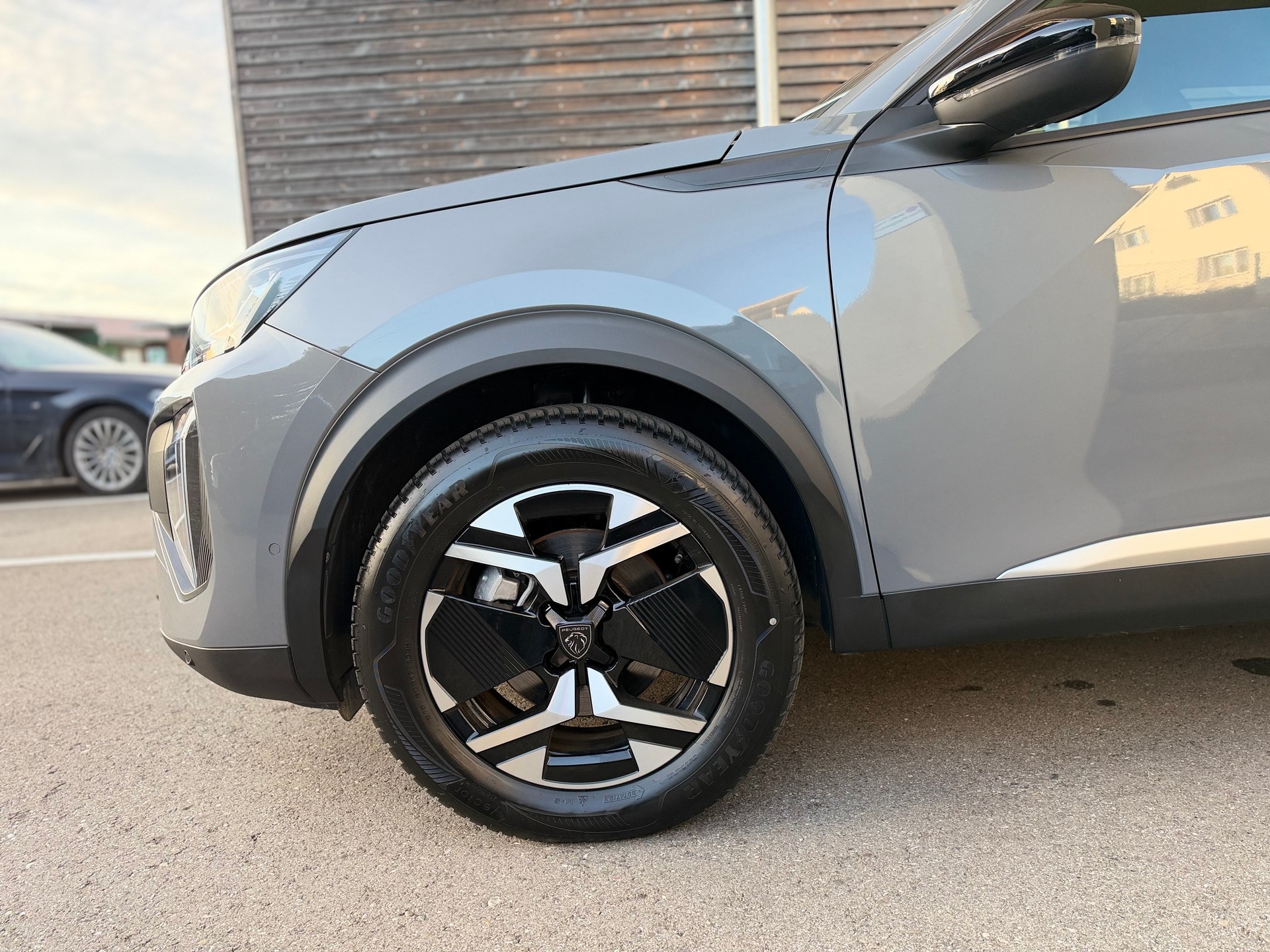 PEUGEOT 2008 1.2 145 MHEV Allure Premium-image-6