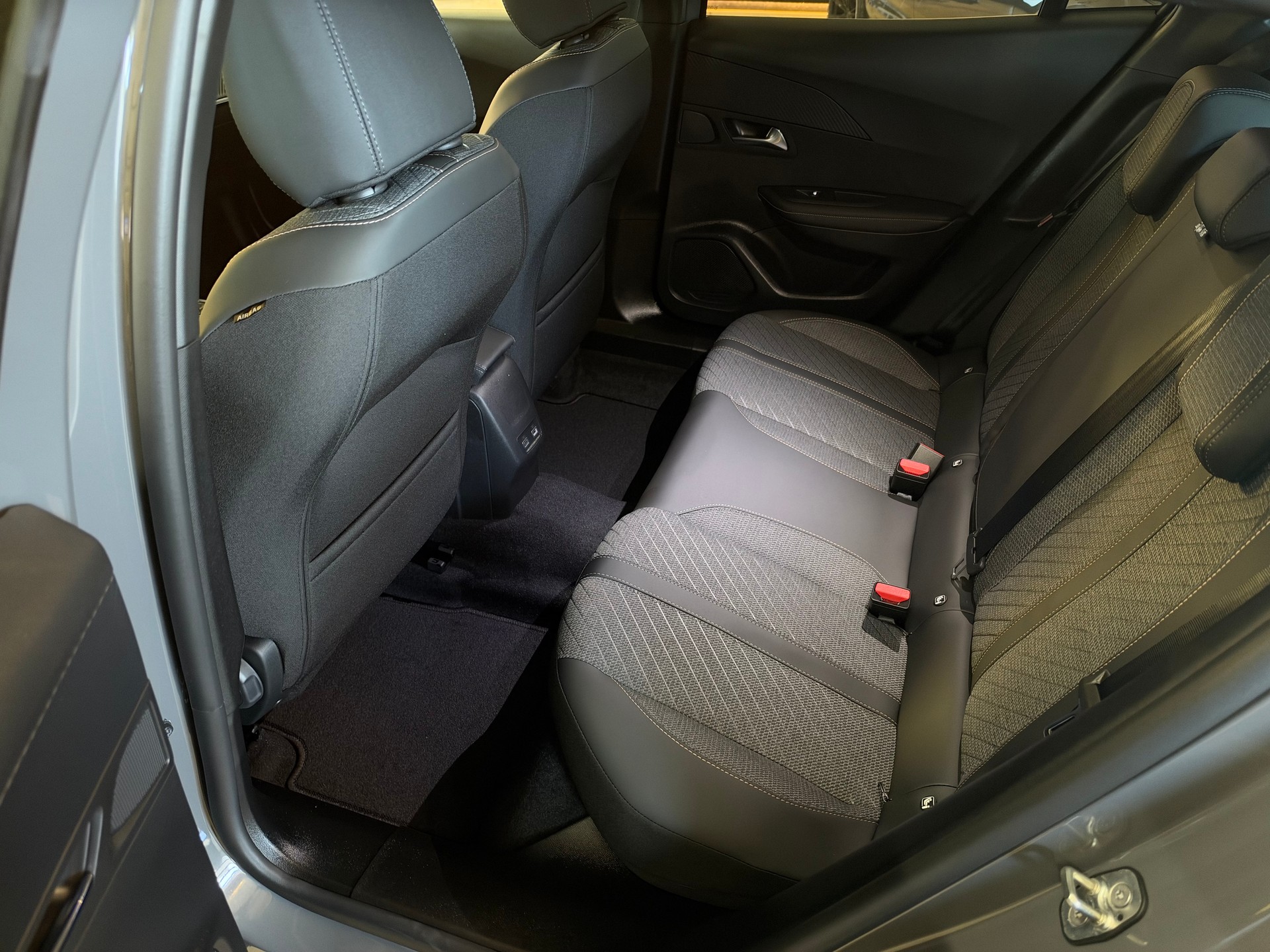 PEUGEOT 2008 1.2 145 MHEV Allure Premium-image-22