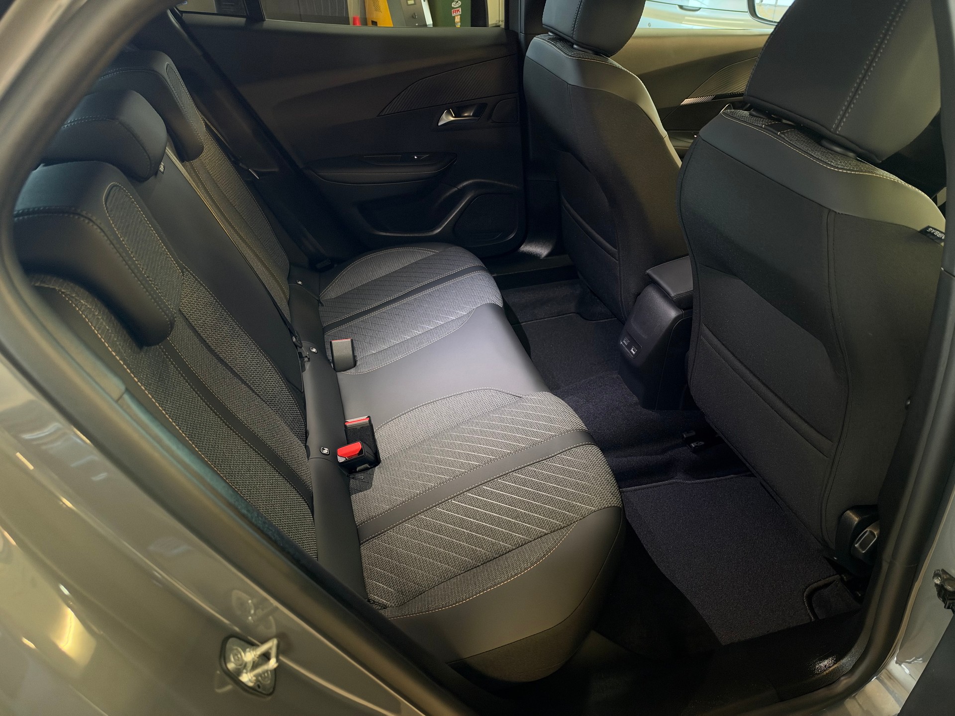 PEUGEOT 2008 1.2 145 MHEV Allure Premium-image-23
