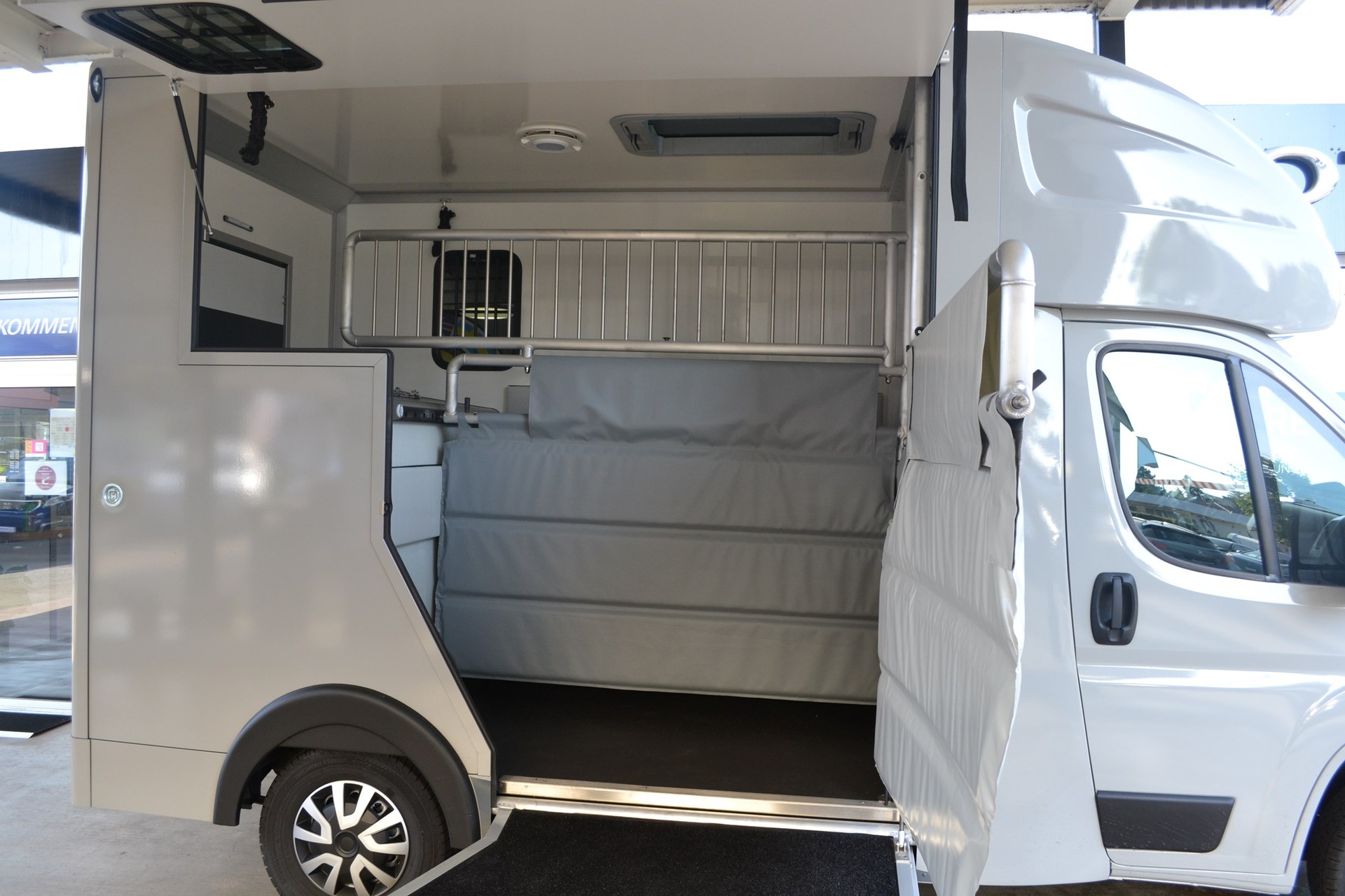 PEUGEOT Pferdetransport MSG Superlight Plus-showroom-element-3
