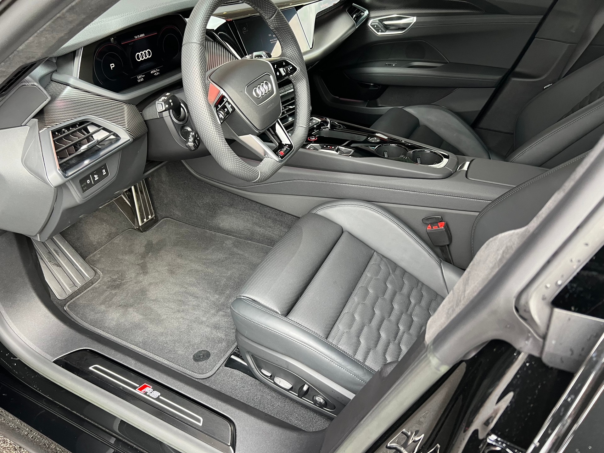 AUDI RS e-tron GT quattro-showroom-element-3