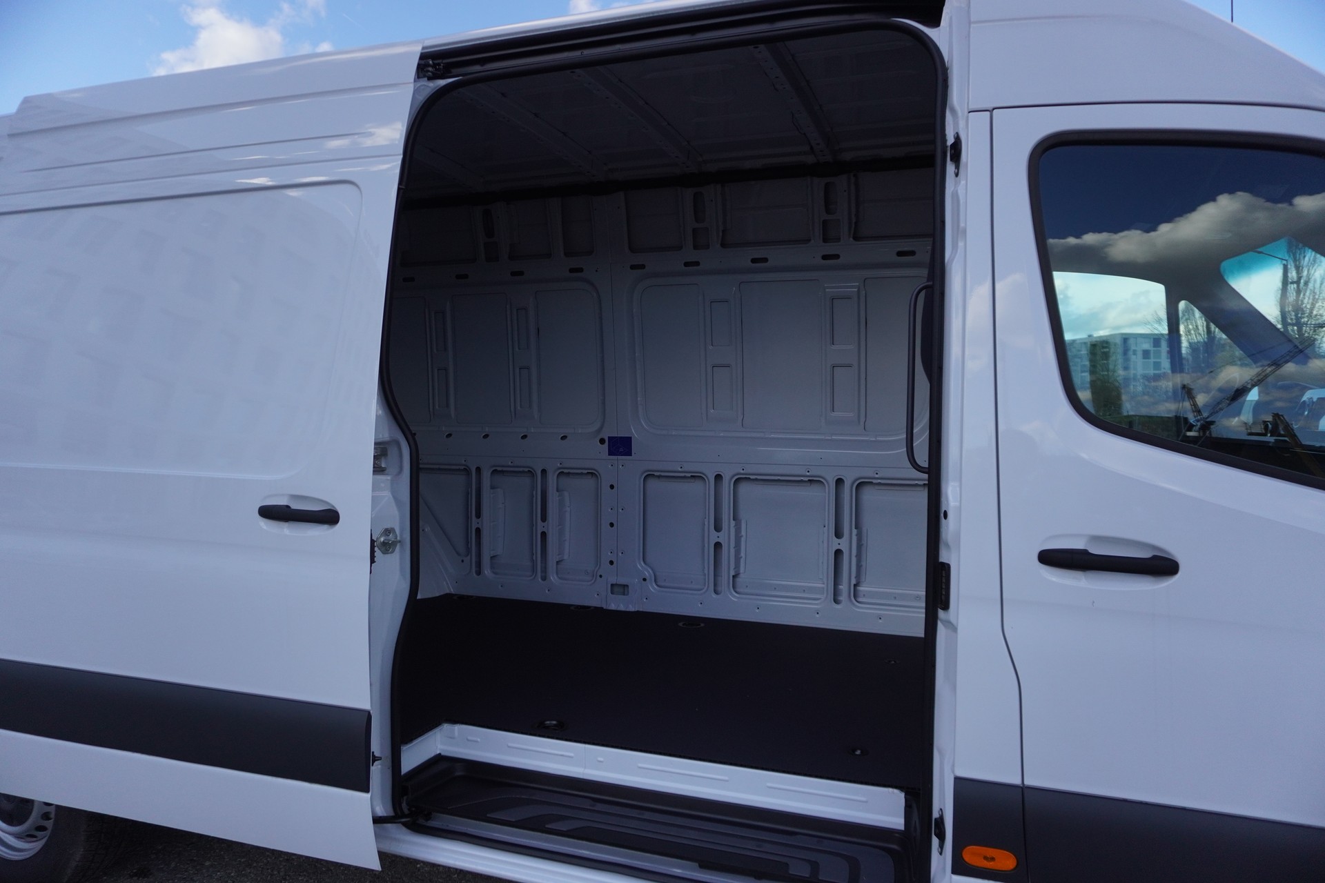MERCEDES-BENZ eSprinter 420 Pro 4325 L 81kWh-image-12