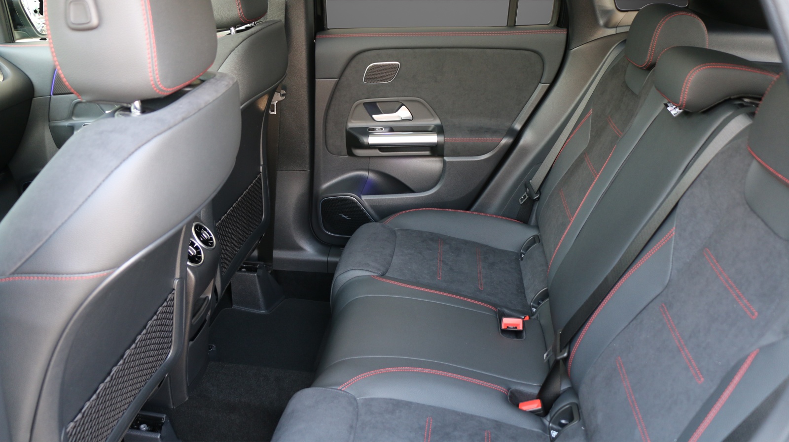 MERCEDES-BENZ GLA 250 e EQ Star 8G-DCT-image-11