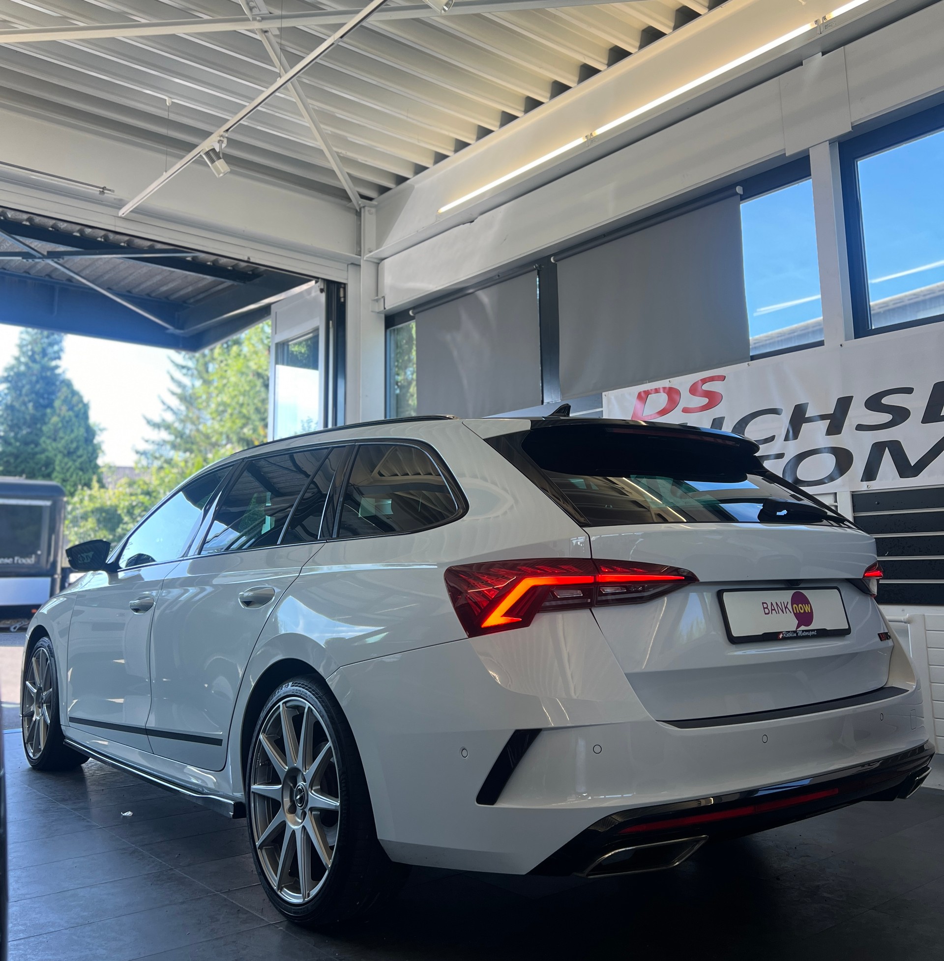 SKODA Octavia Combi 2.0 TDI DSG RS 4x4-image-4
