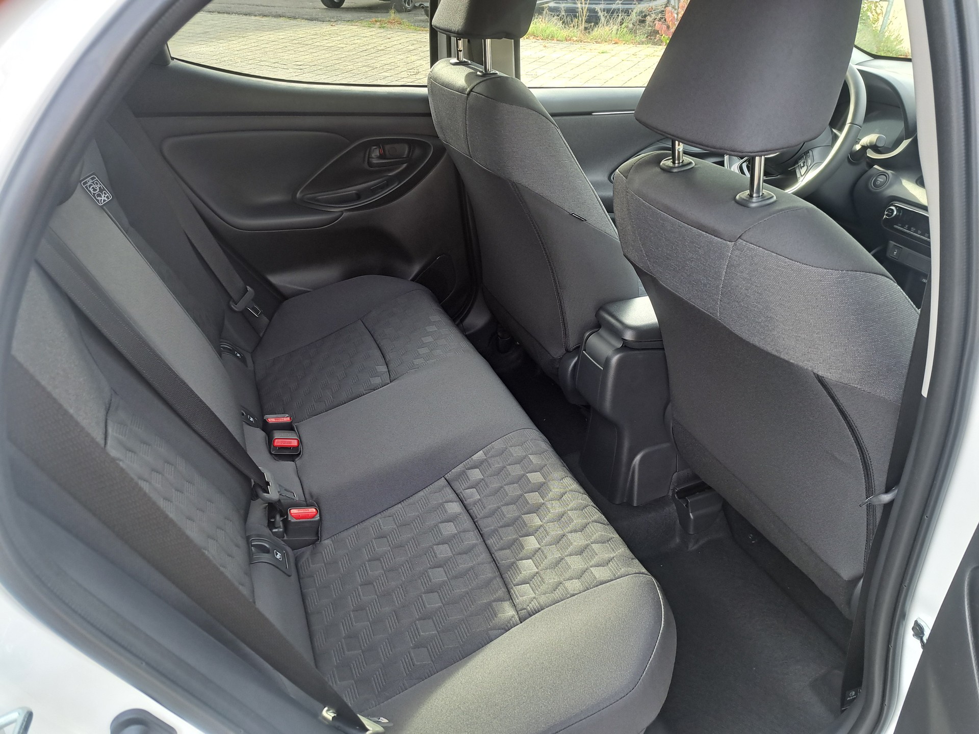 TOYOTA Yaris 1.5 Trend e-CVT-image-6