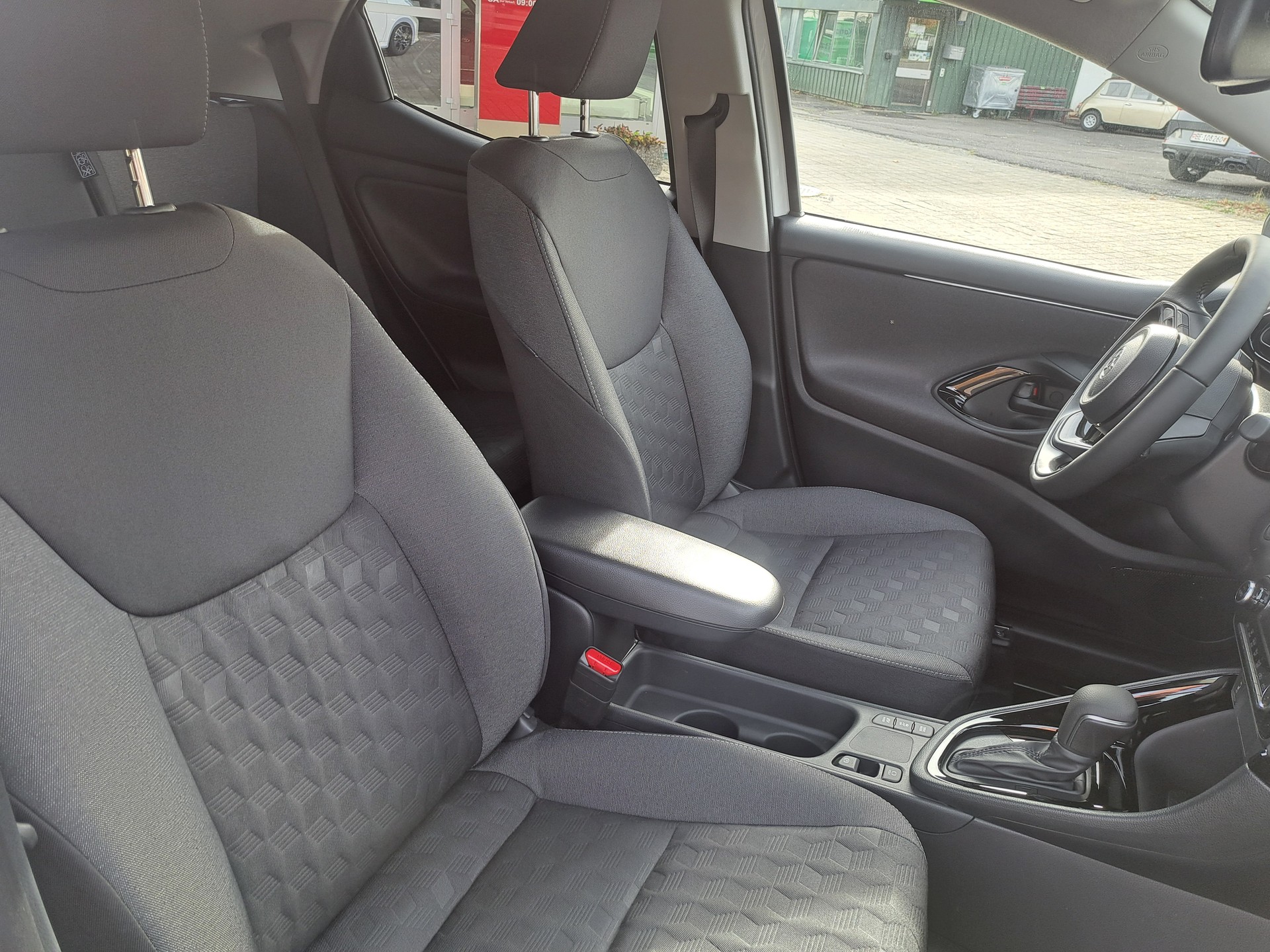 TOYOTA Yaris 1.5 Trend e-CVT-image-5