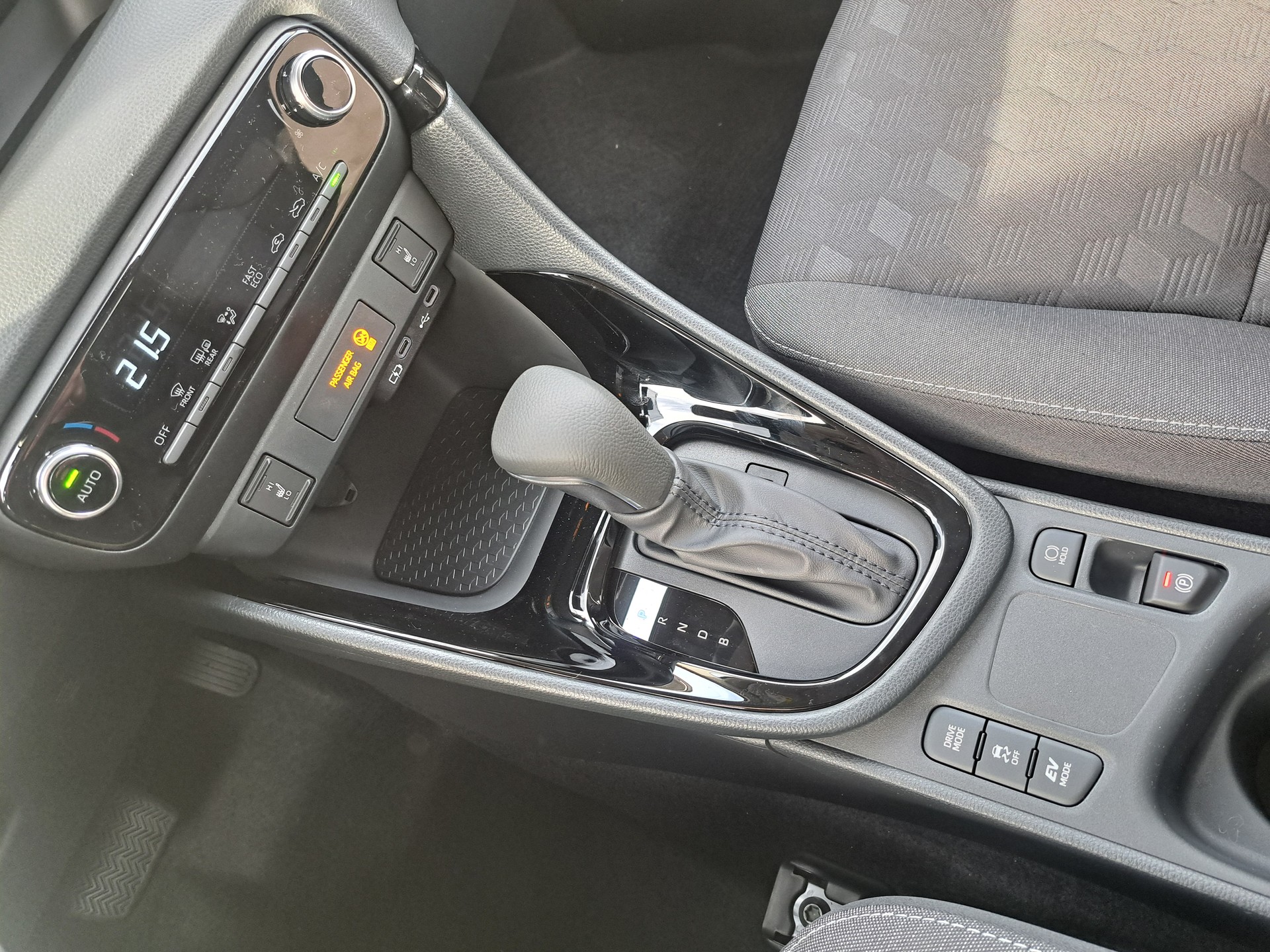 TOYOTA Yaris 1.5 Trend e-CVT-image-13