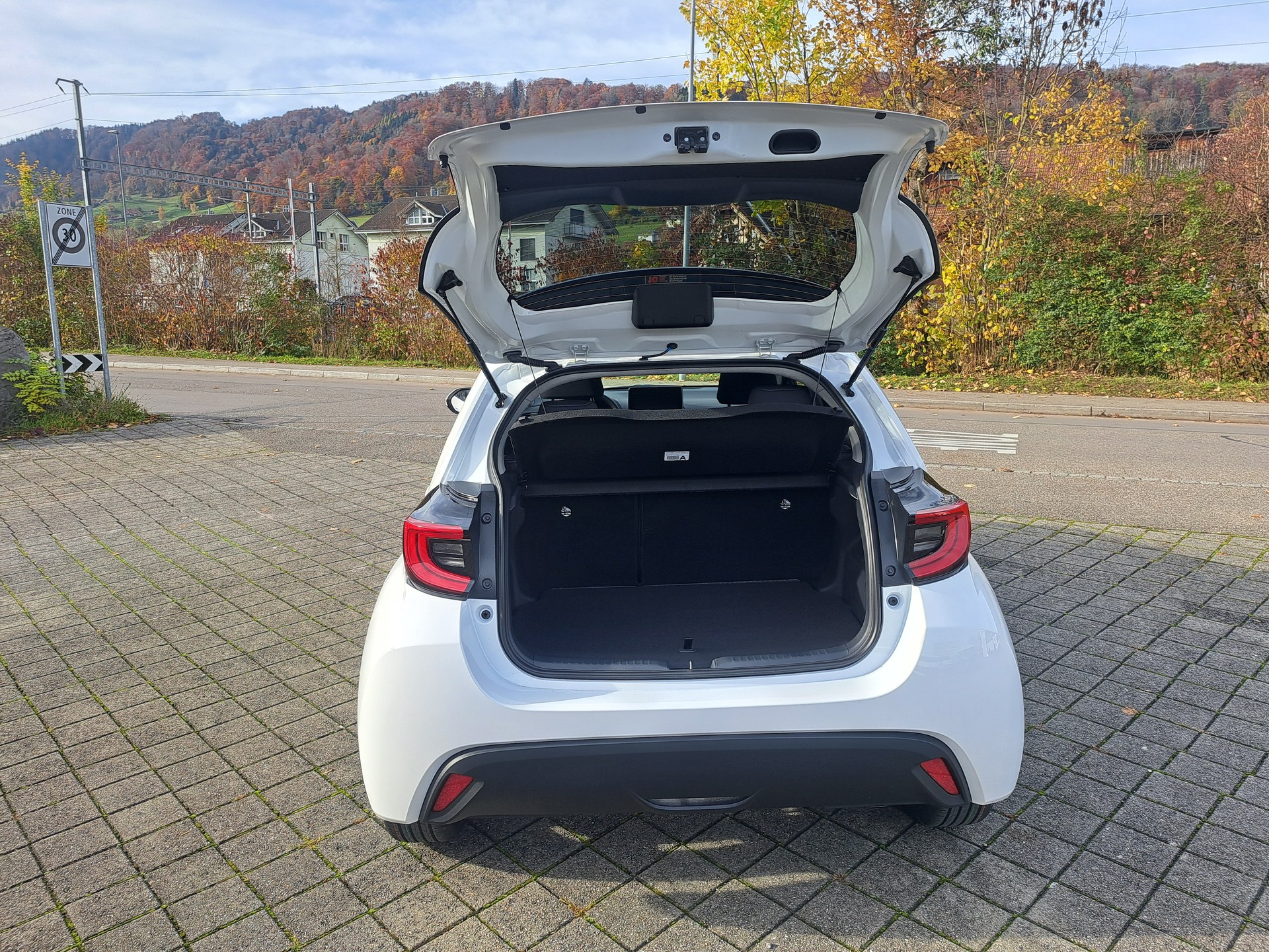 TOYOTA Yaris 1.5 Trend e-CVT-image-8