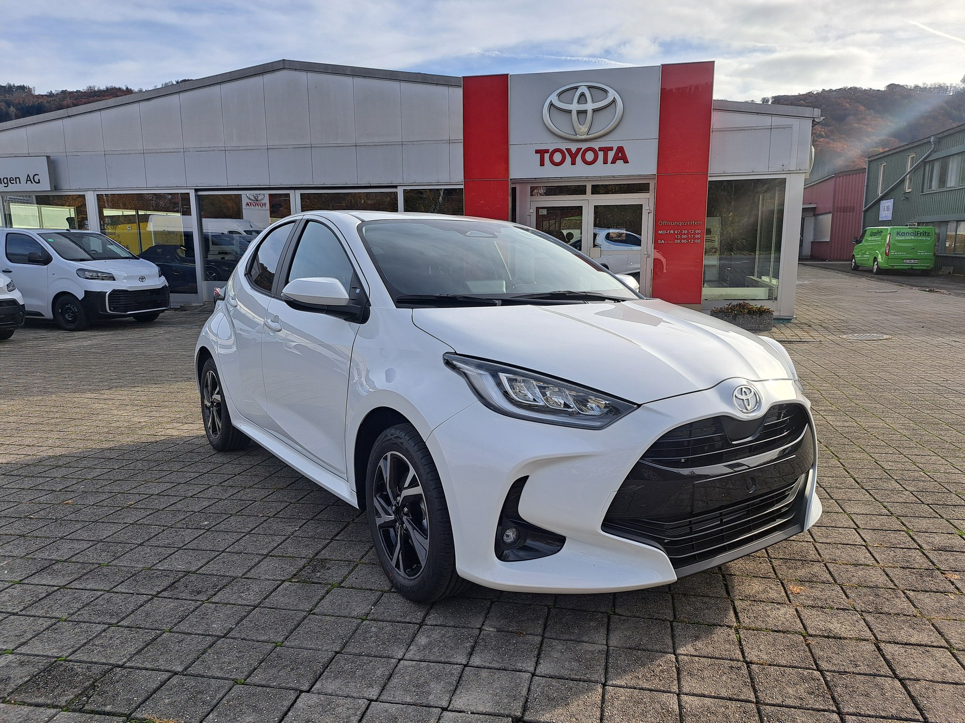 TOYOTA Yaris 1.5 Trend e-CVT-image-2