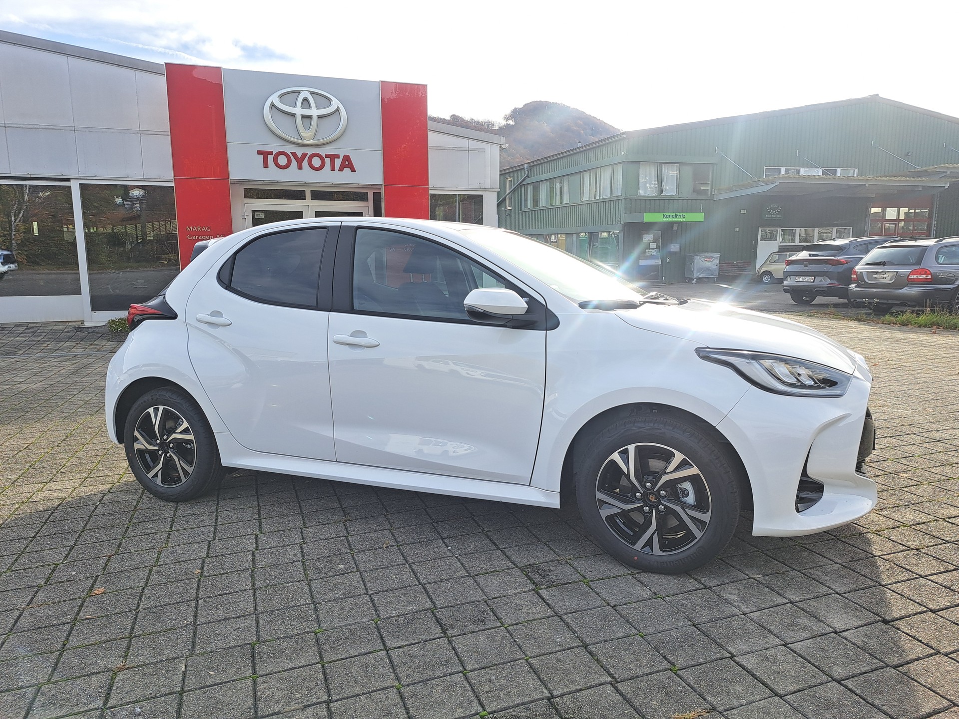 TOYOTA Yaris 1.5 Trend e-CVT-image-3