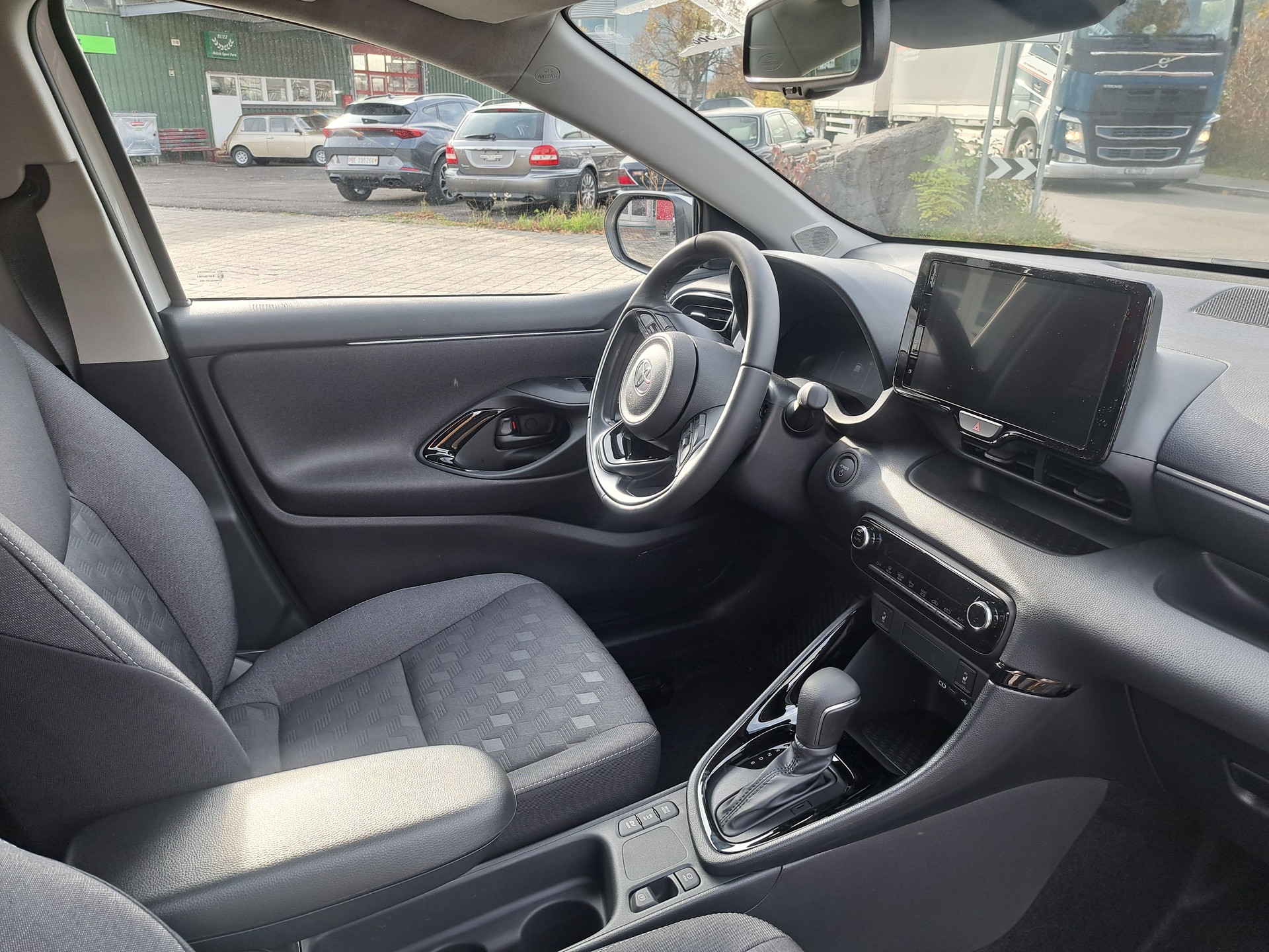 TOYOTA Yaris 1.5 Trend e-CVT-image-4