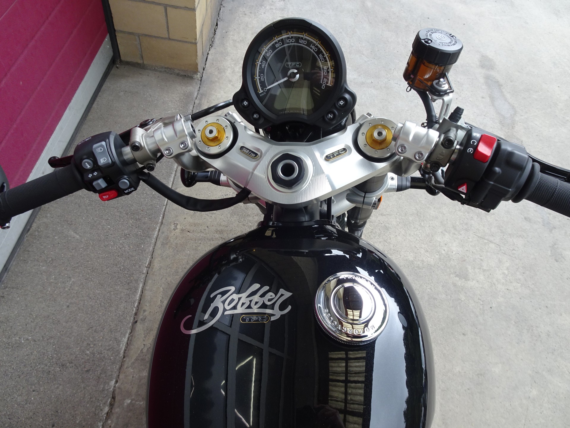 TRIUMPH Bonneville 1200 Bobber TFC-image-5