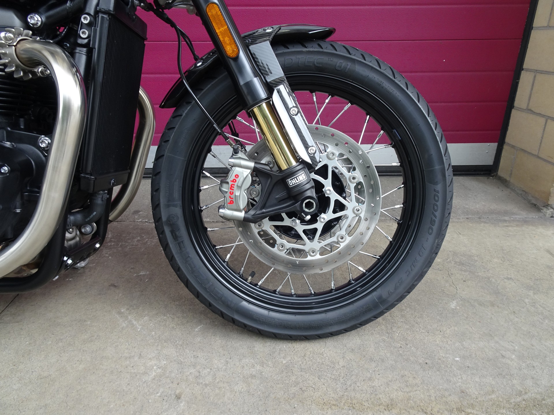 TRIUMPH Bonneville 1200 Bobber TFC-showroom-element-1