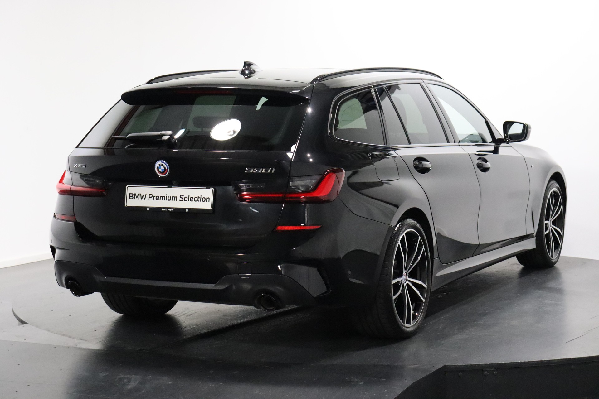 BMW 330i xDrive Touring-image-2